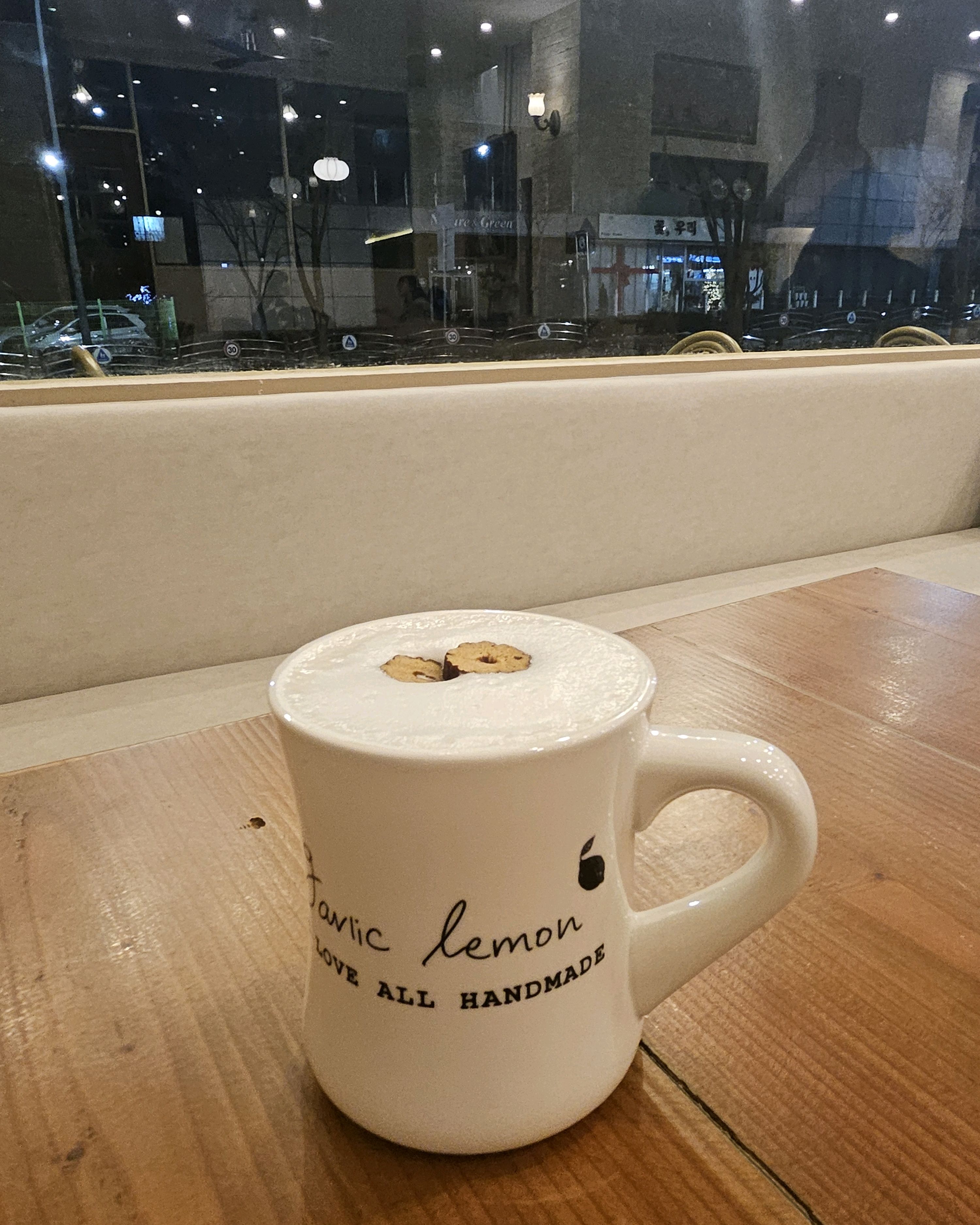 겨울이라 진저 라떼 마셨는데 따뜻하고 맛있었어요 테이블까지 가져다 주는 서비스도 좋고 직원