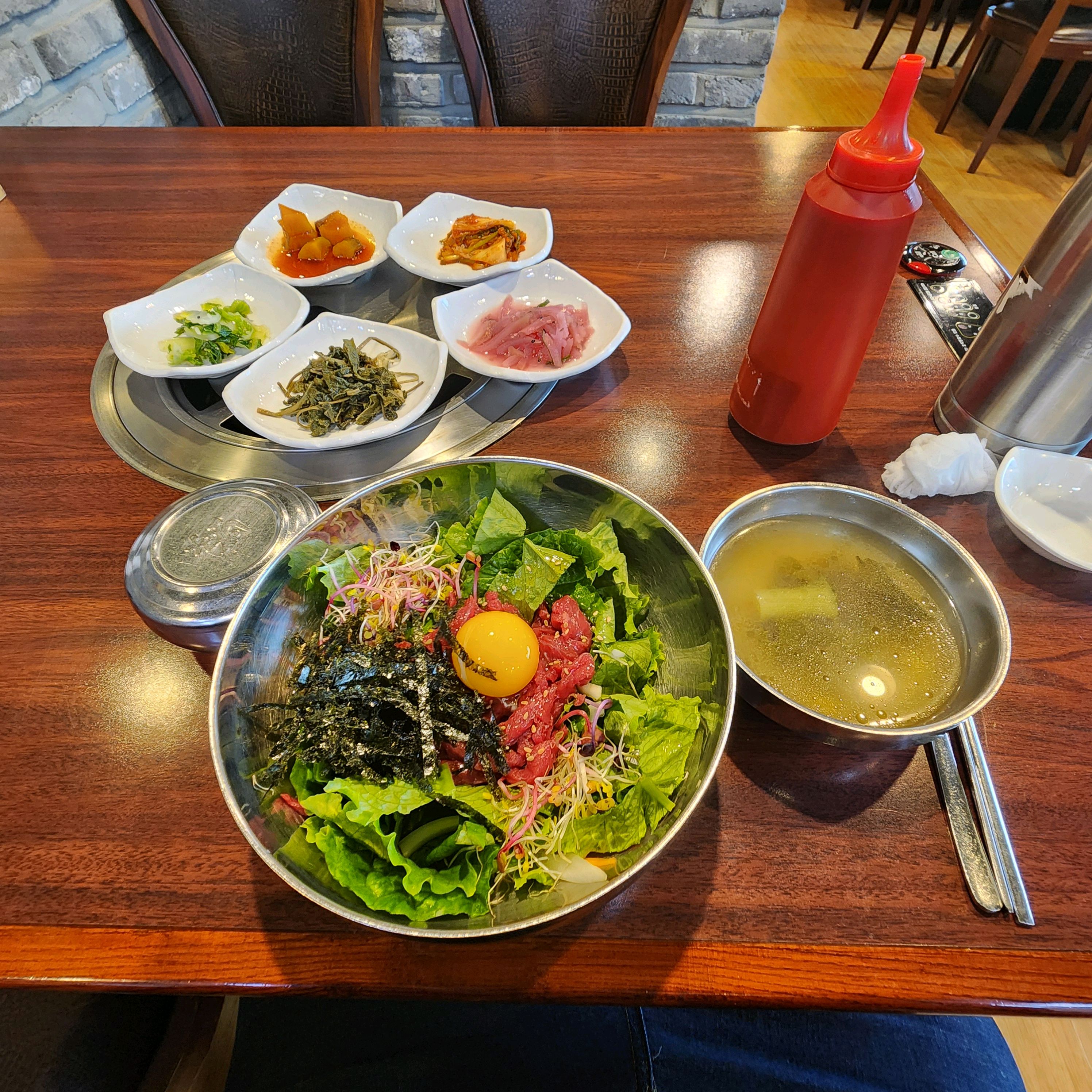 비빔밥과 곁들임 국물, 그리고 케첩통