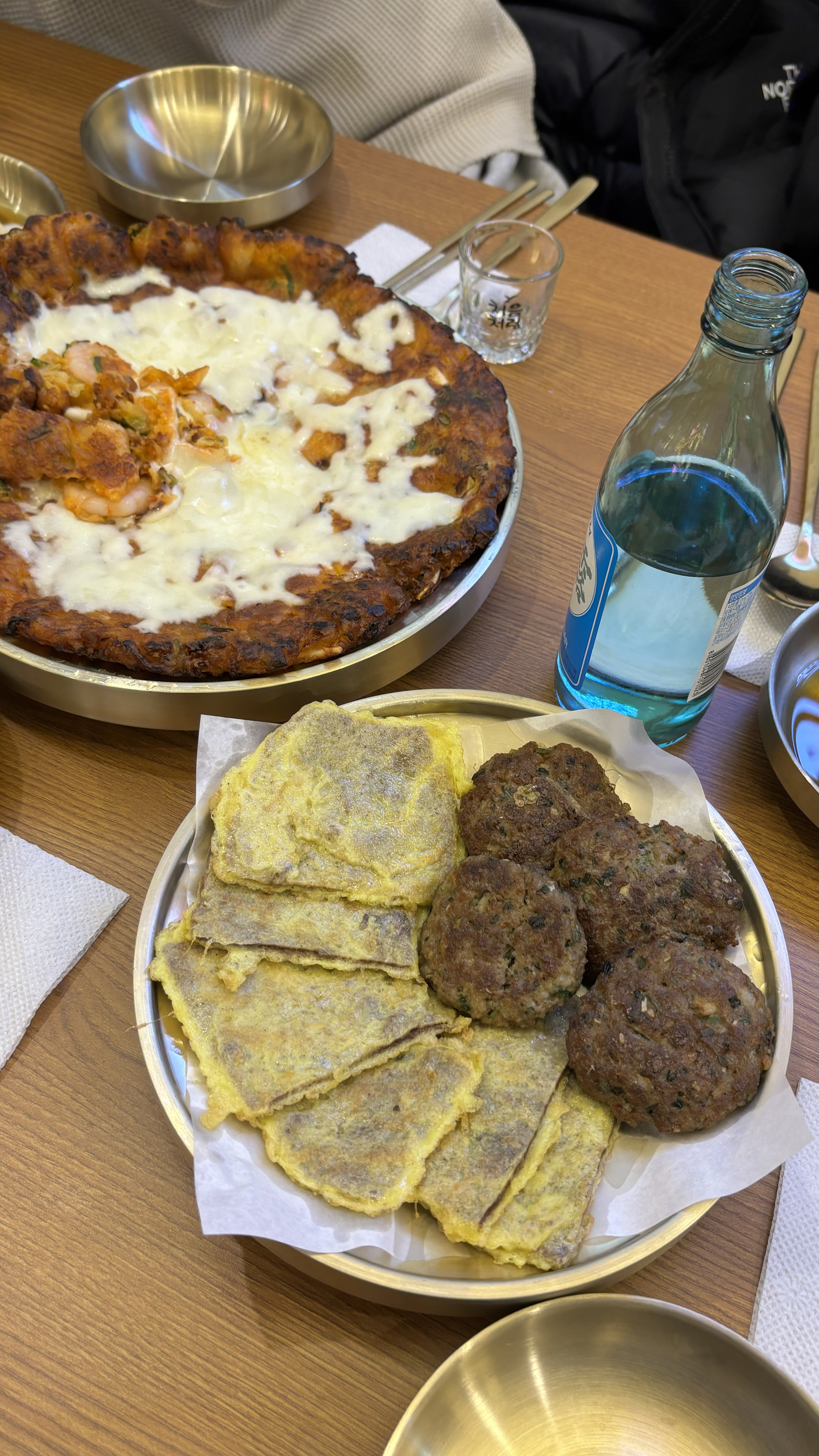 처음에 술안주로 김치전이랑 육전 시켰는데여.. 너무 친절하시고 음식도 맛있어서 국밥도 시켰