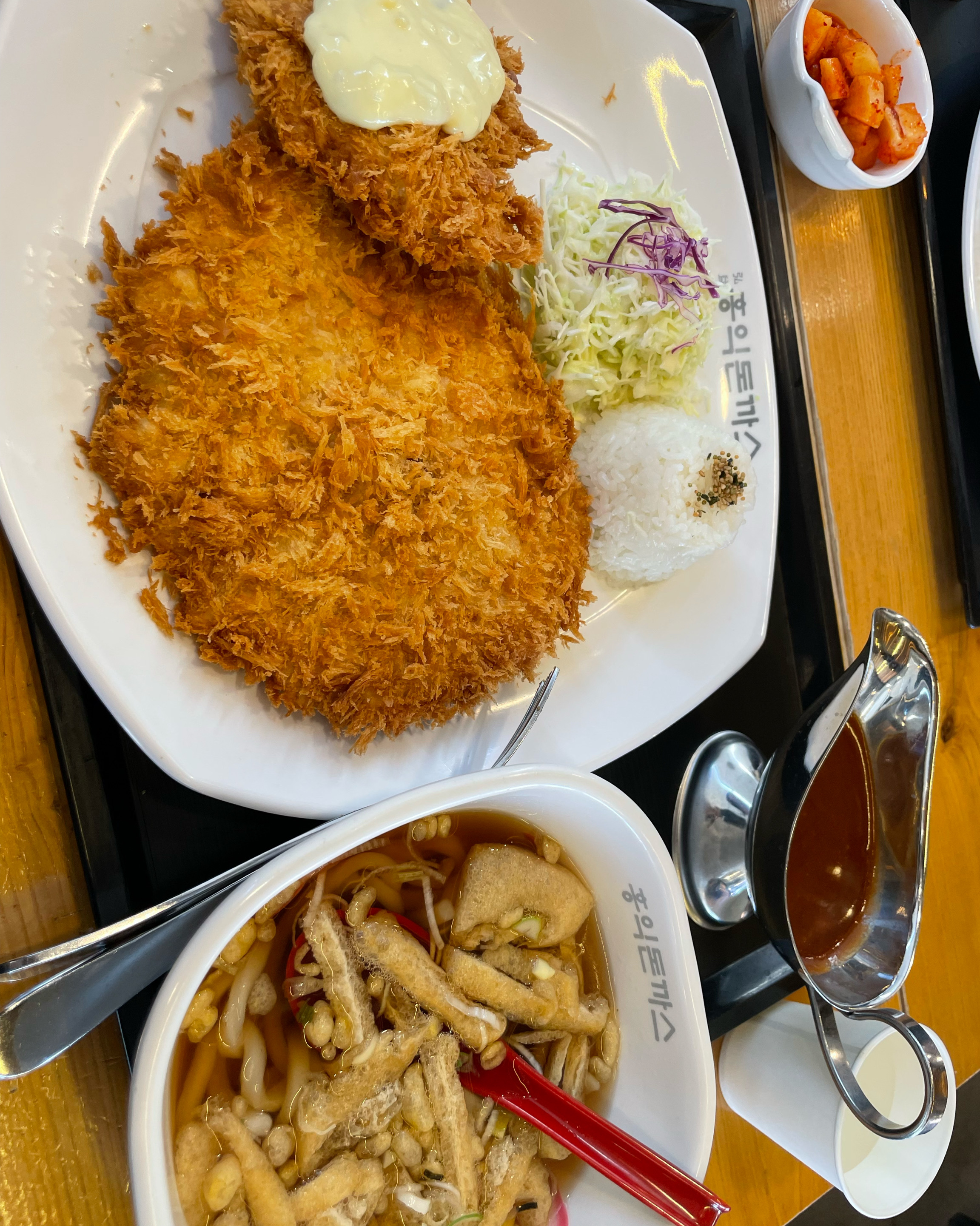 양많고 맛있어용!! 직원분들도 친절하시고 매장도 넓고 깔끔해서 좋아요~ - 울산 삼산 맛집 홍익돈까스 울산삼산점