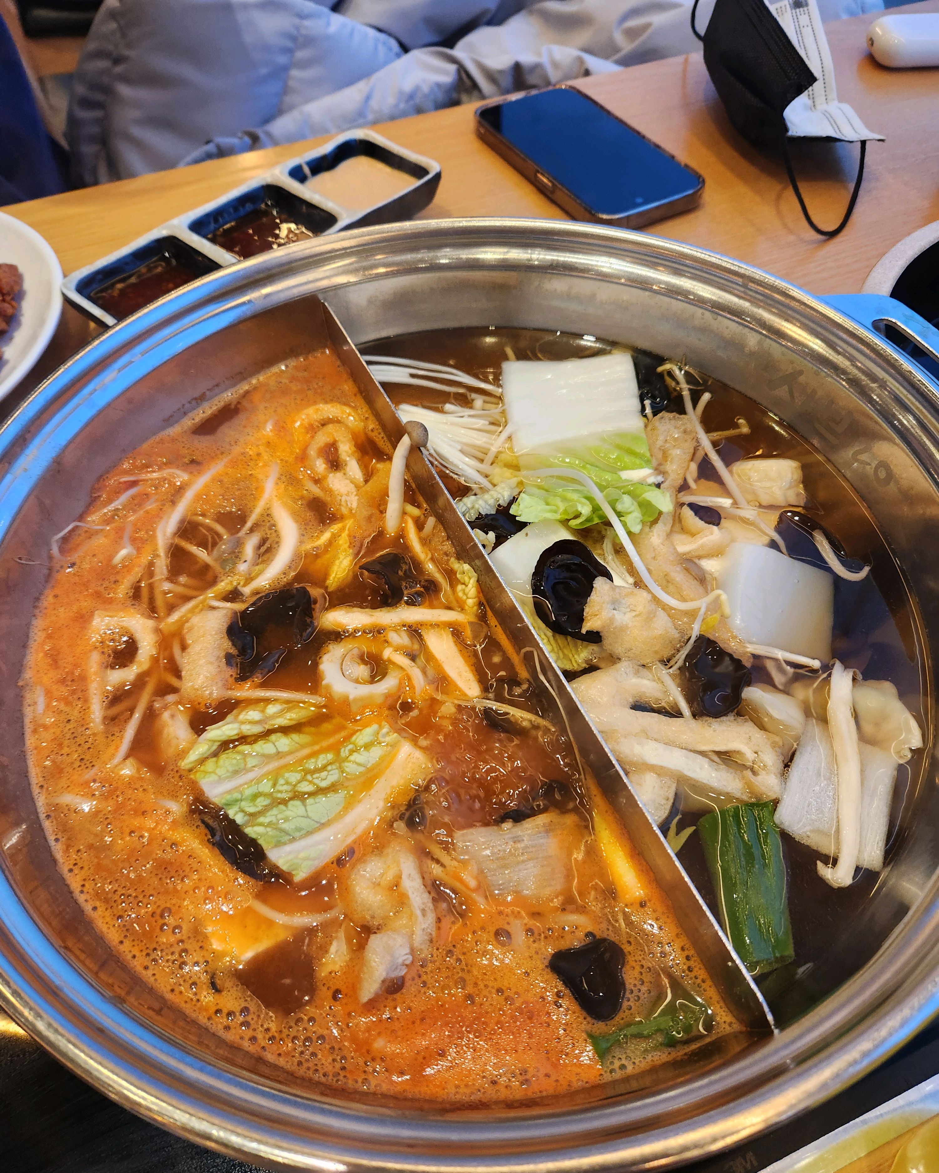 넘 맛있어요. 대형 매장이라 테이블 간 간격도 넓고 야채 코너에 있는 야채도 다양해서 좋았