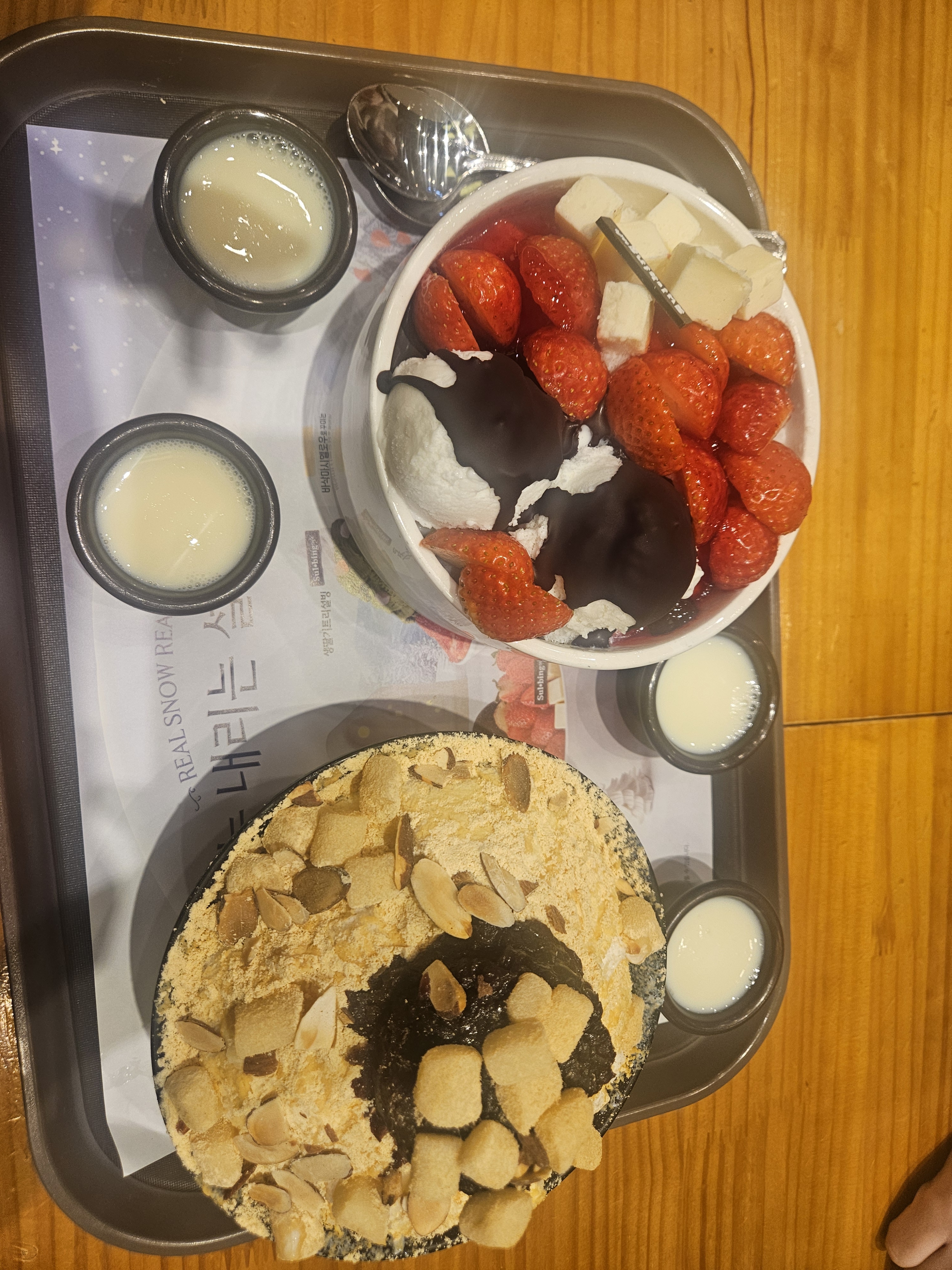 설빙 천안 불당점에서 가족들과 행복한 시간을 보냈어요! 🍓 주문한 생딸기요거트초코설빙과 팥