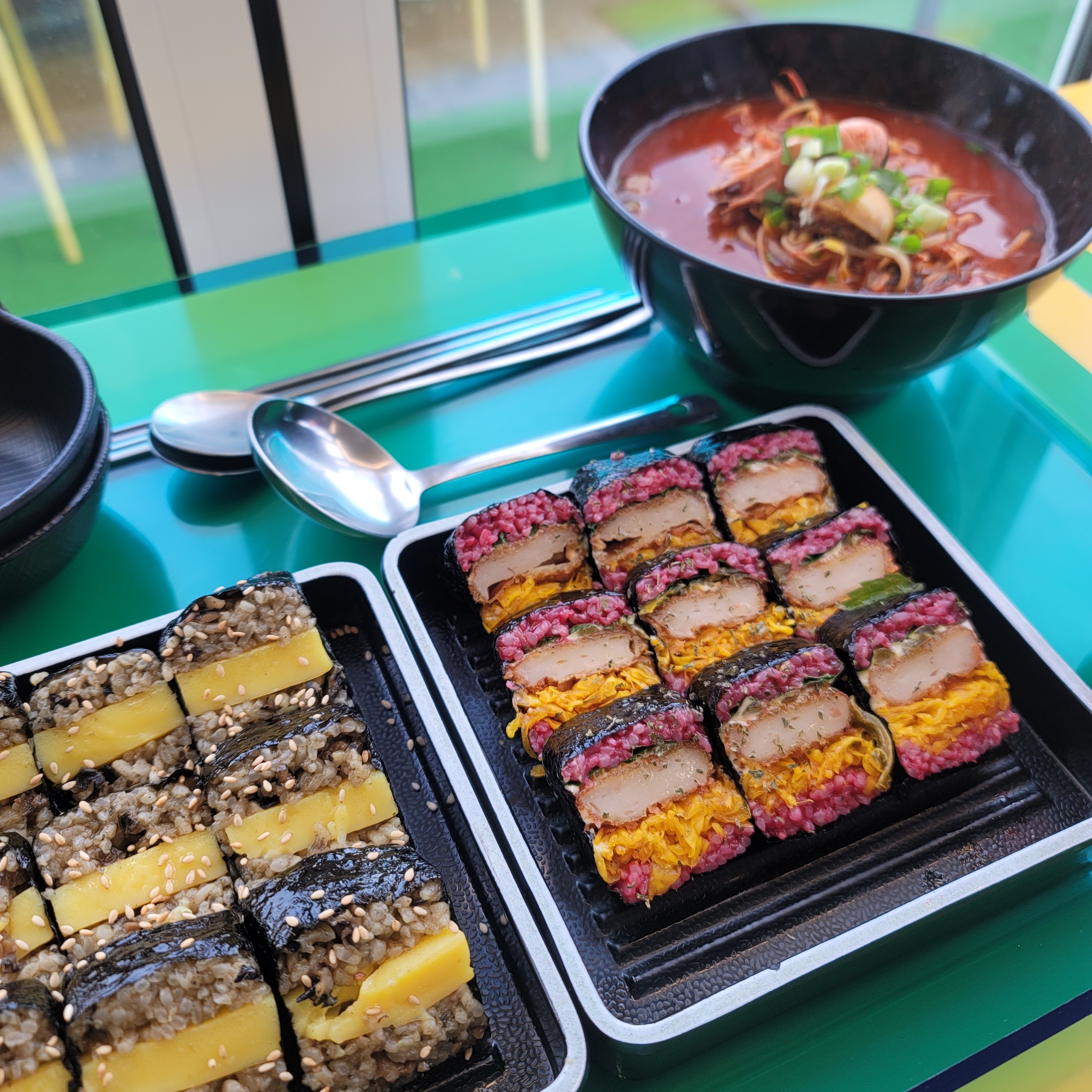 김밥과 라면의 조합은 역시 맛있어요! 전복김밥보다는 딱새우김밥이 짭쪼름 바삭하니 맛있었는데