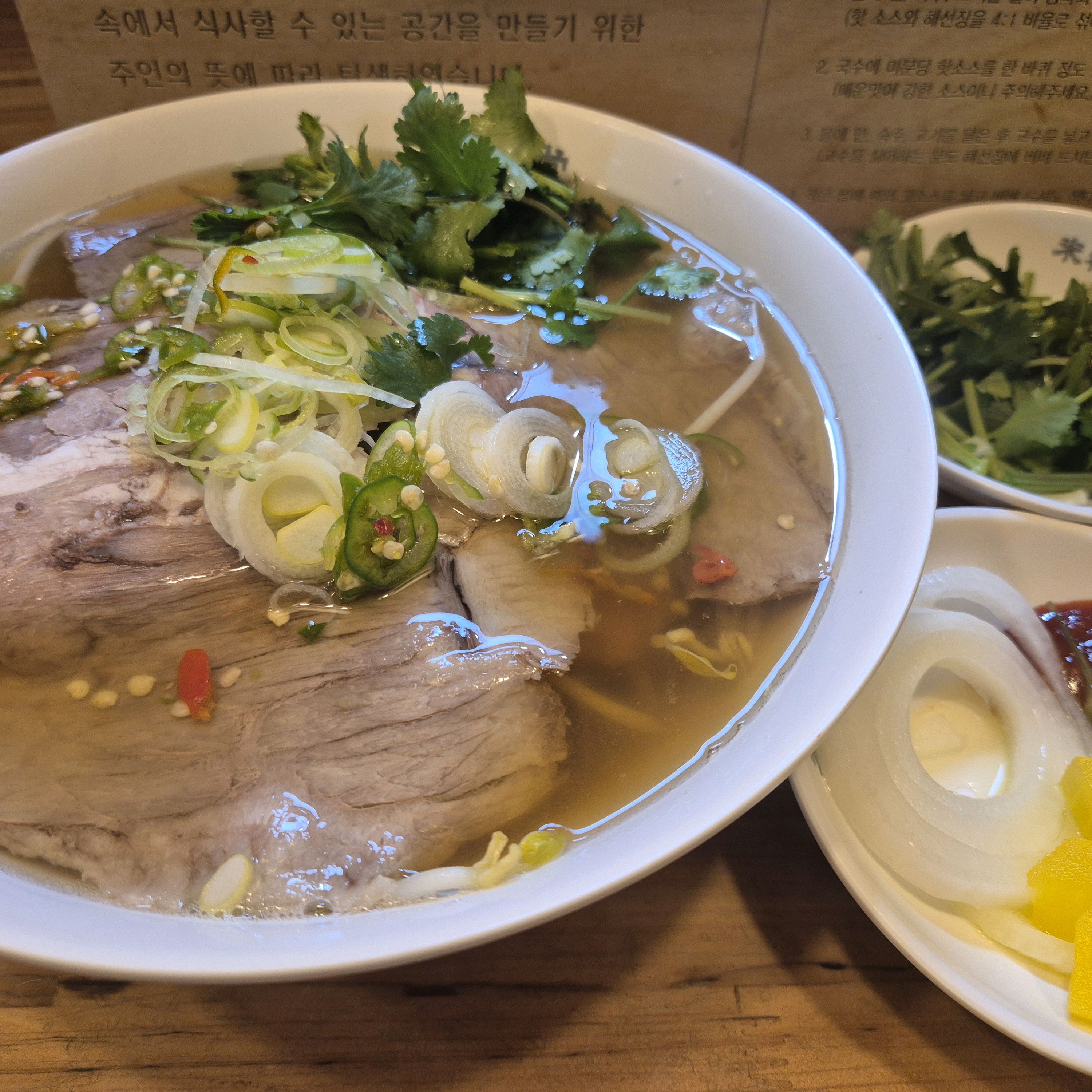 추운 겨울 뜨거운 국물이 생각나면 찾는 쌀국수 맛집입니다. 면추가되서 넉넉하게 먹을 수 있