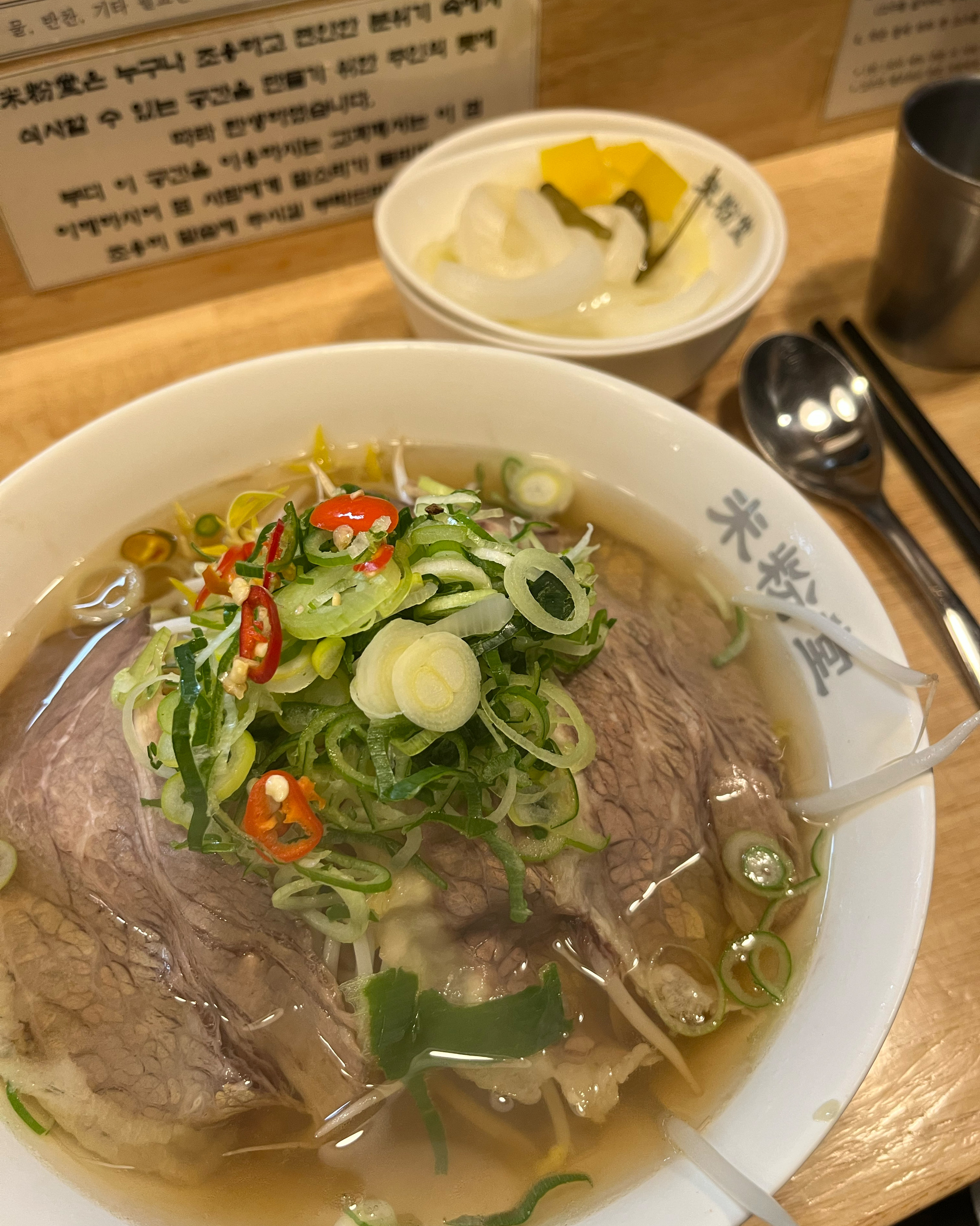조용하고 편안한 분위기라 혼밥하기 좋고 양도 많아서 자주 와요! 직원 분들도 친절하시고 깔