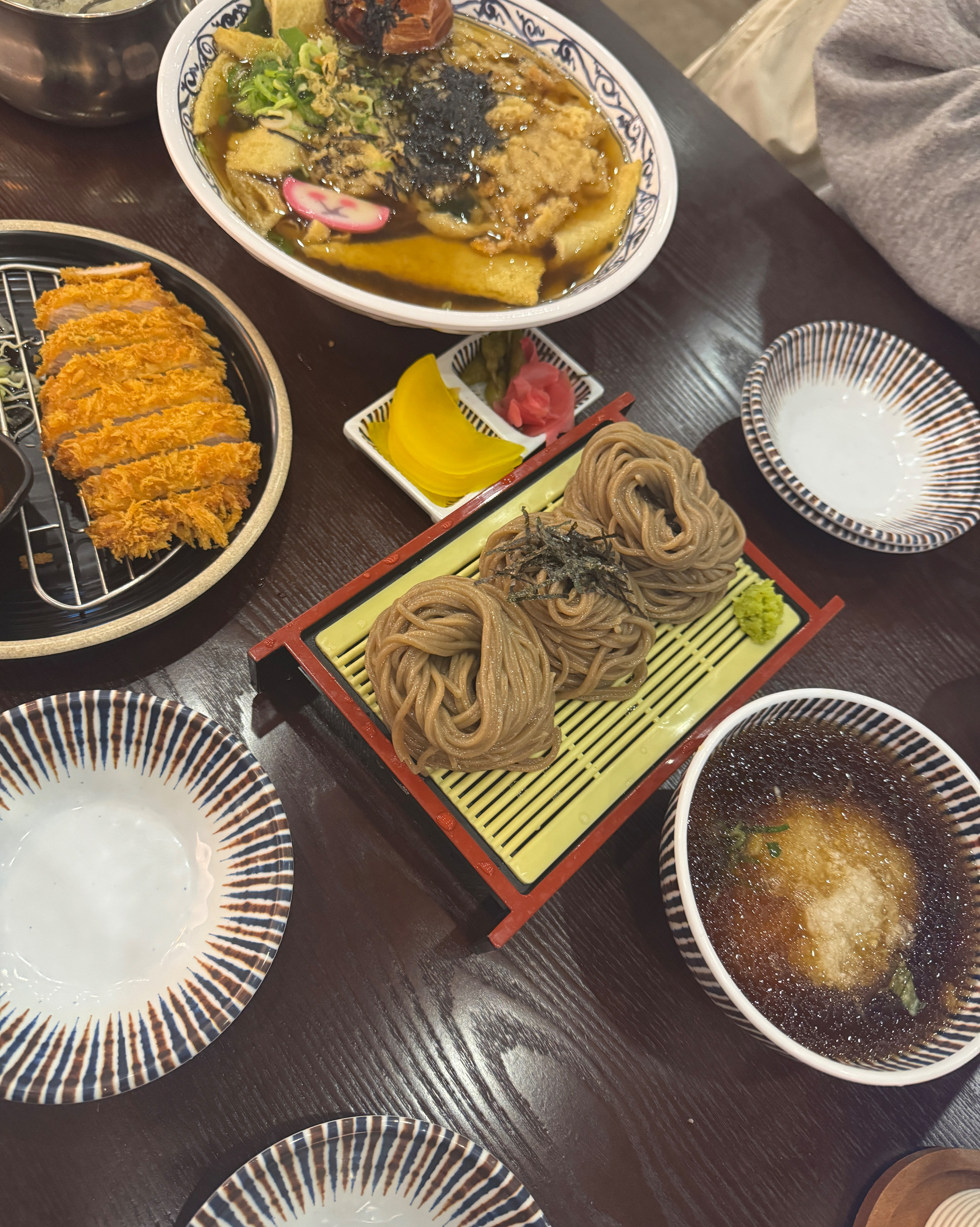 또 왔어요.. 퇴근하고 소바가 땡겨서 왔는데 두번찌 먹어도 맛있아요 유부초밥도 엄청 크고 