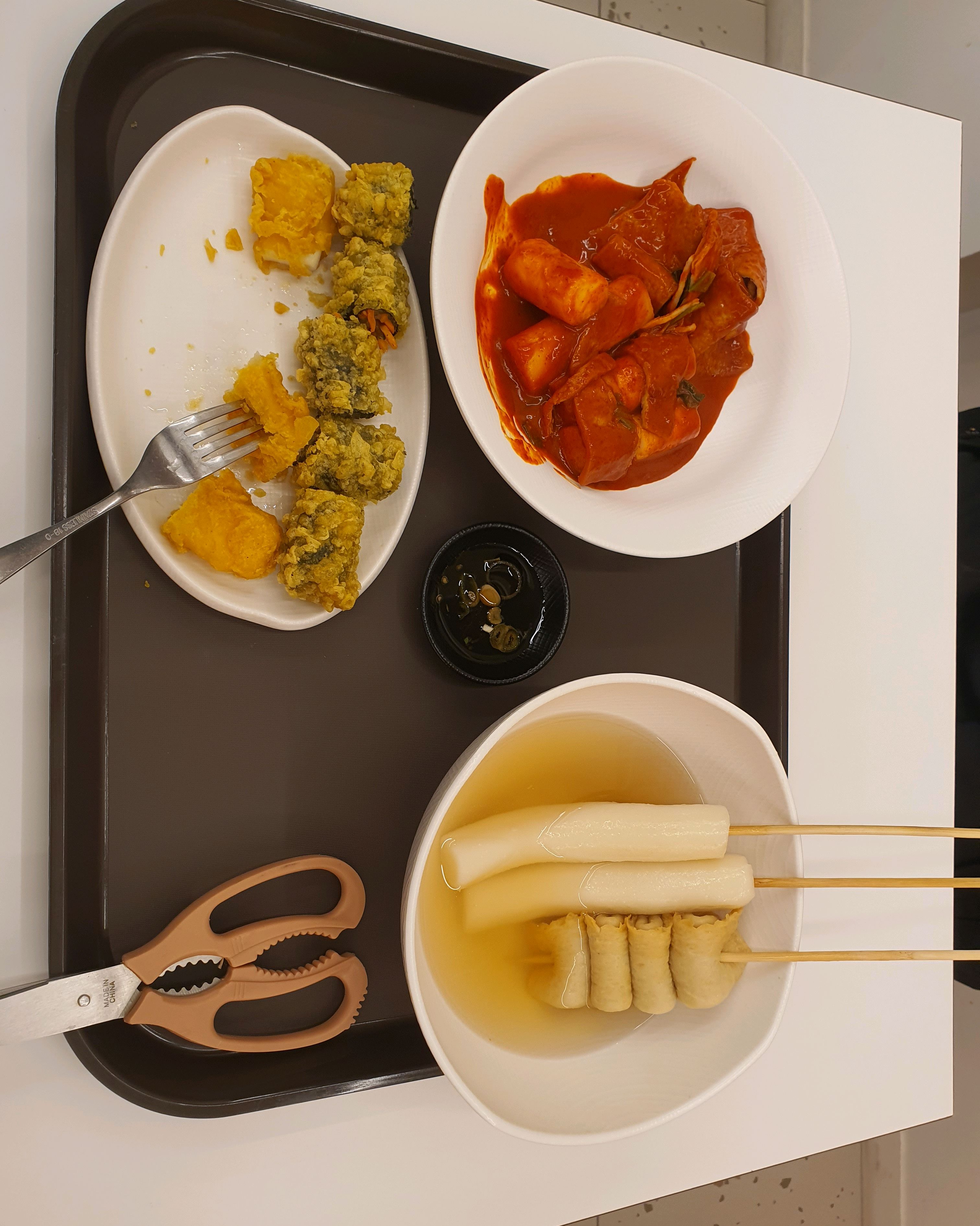 일단 매장이 아주 깨끗해서 맘에 듭니다 아무리 떡볶이 먹고 싶어도 위생적이지 않으면 먹고