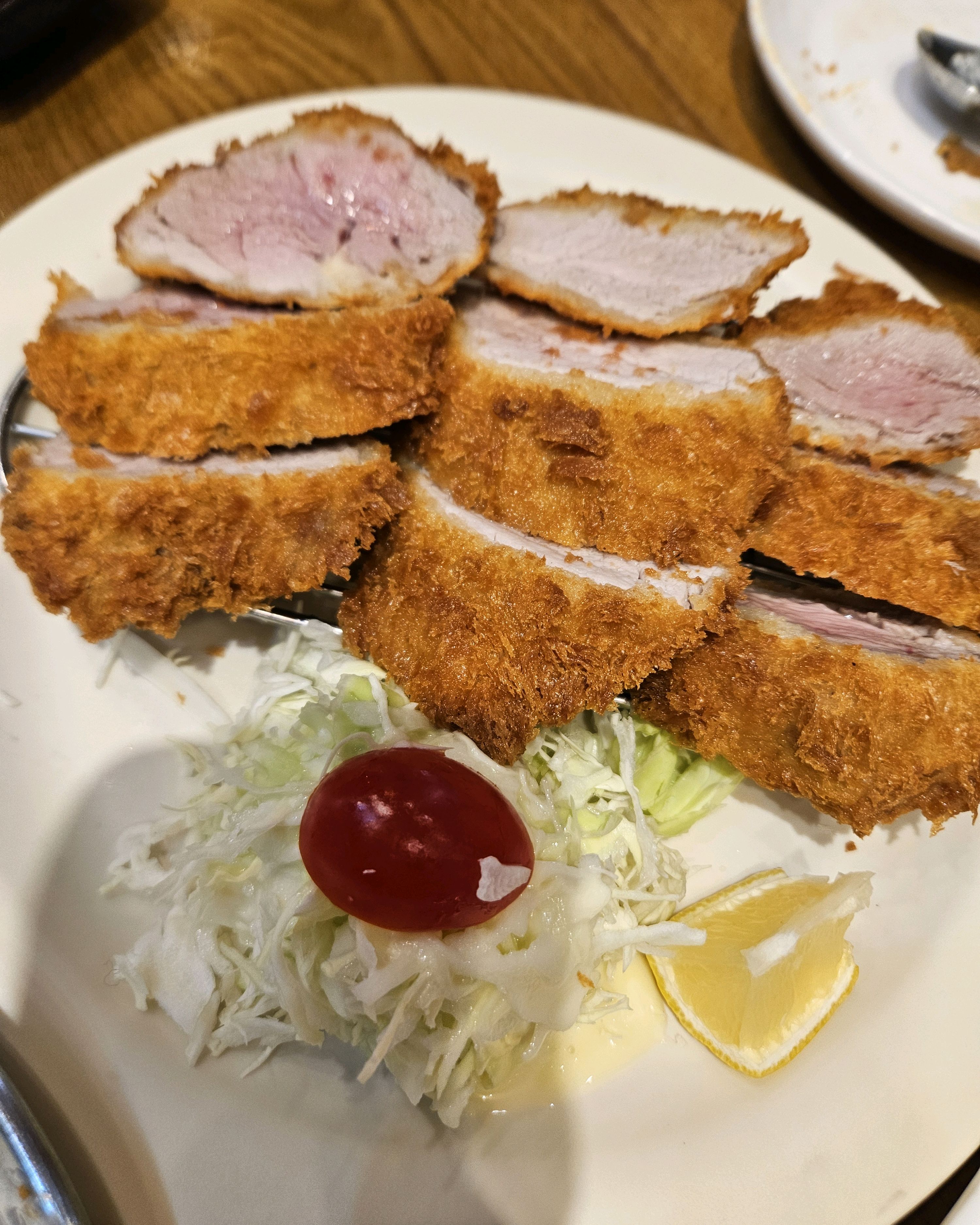 오픈 시간에 맞춰 갔더니 음식 금방 나왔어요 - 금릉역 맛집 홍익돈까스 파주금릉점