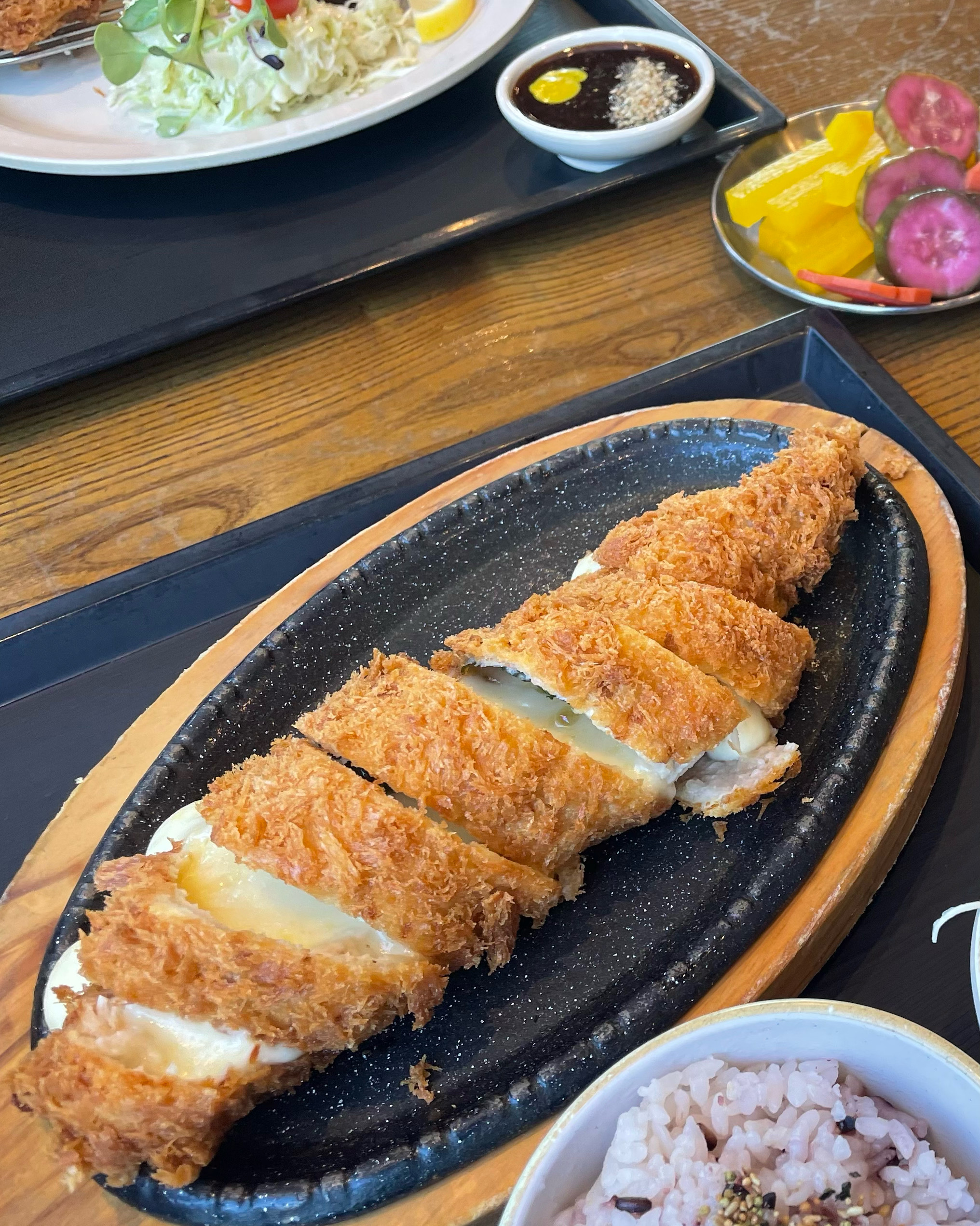치즈롤까스 맛있어요. 치즈가 잘 늘어지지 않아서 요청했더니 이번엔 대성공입니다. 추천해요!