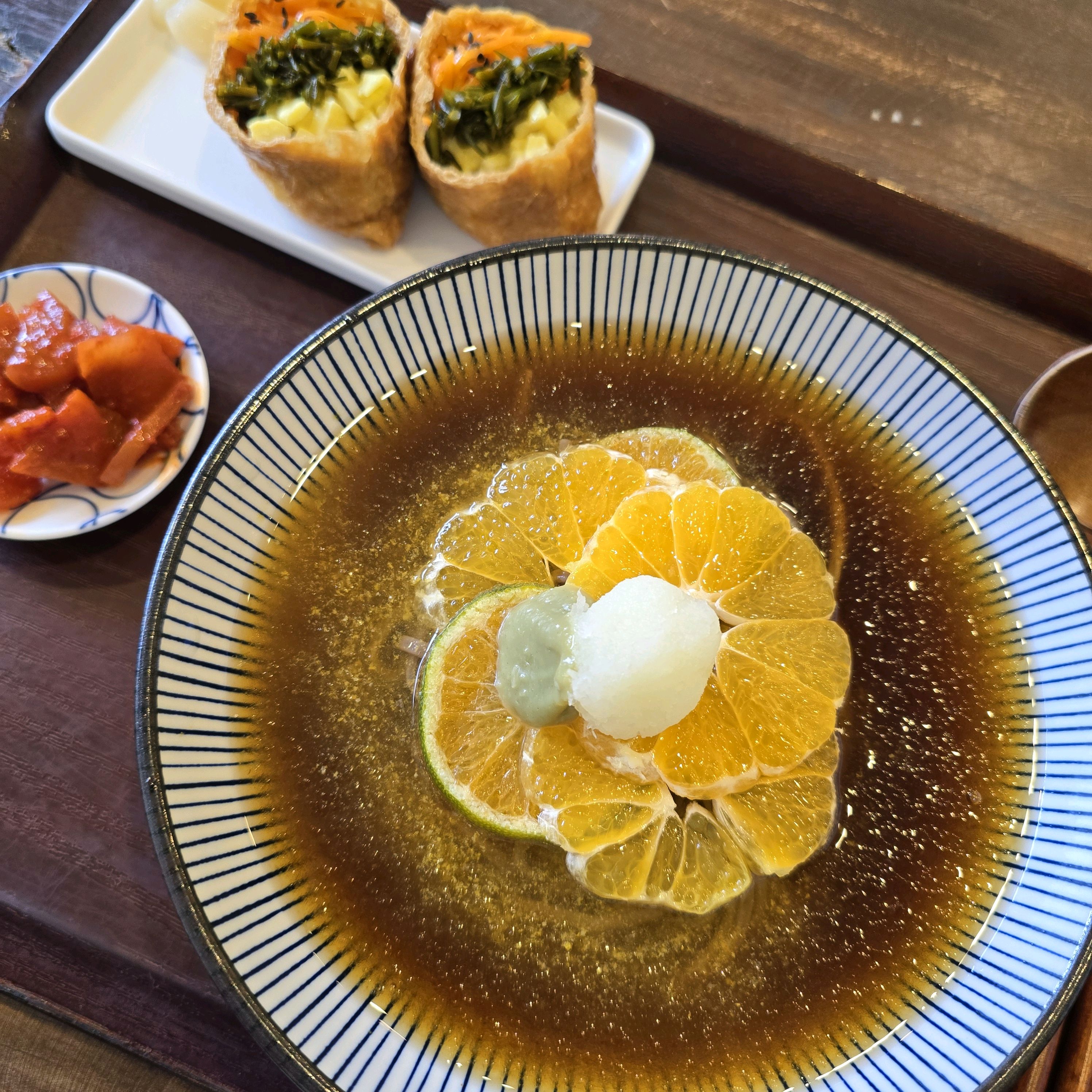 혼자방문했어요 혼밥하기부담스럽지않은분위기, - 제주 맛집 도토리키친 본점