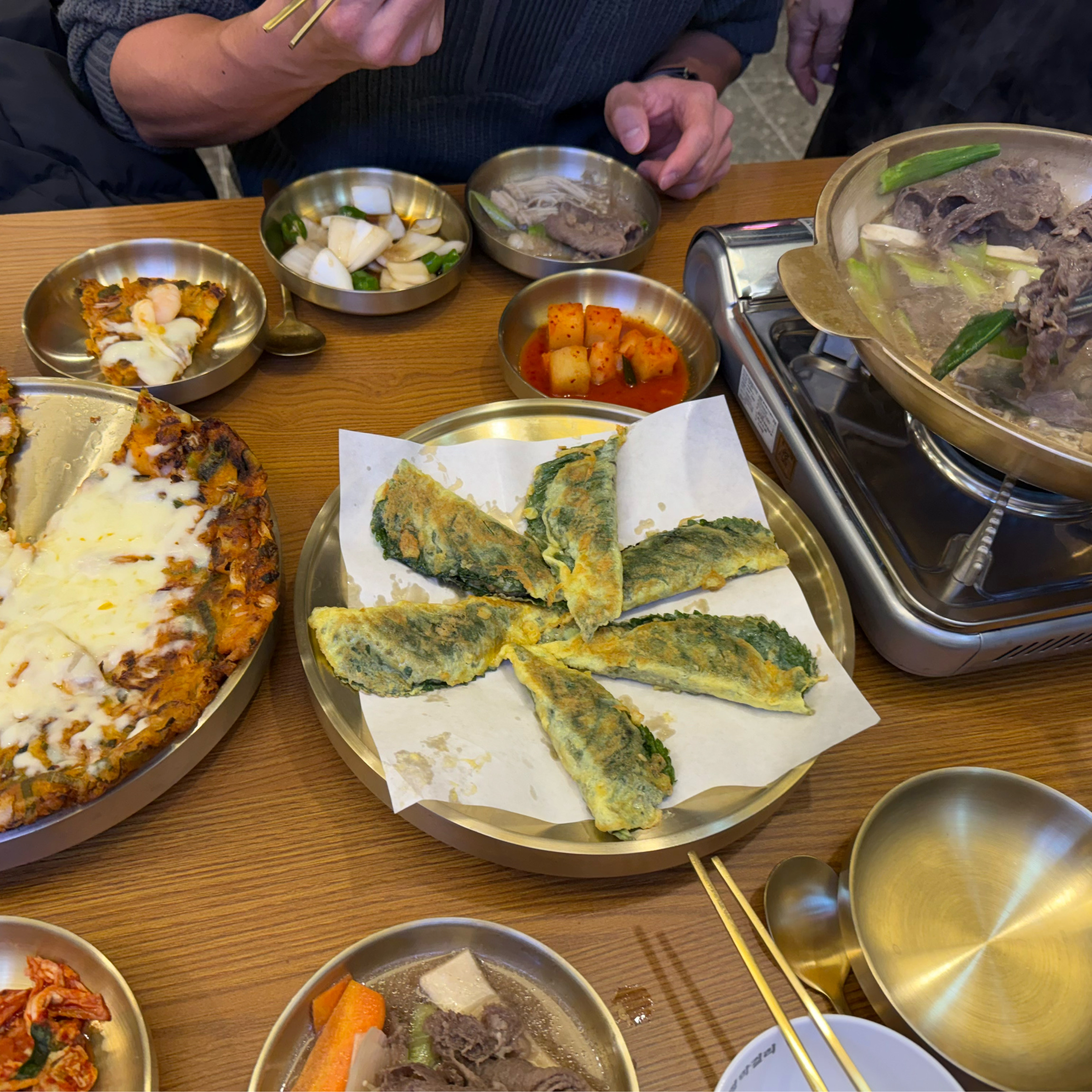 친구 추천으로 처음 오게 됐는데 치즈해물김치전이 진짜 맛있네요 소불고기전골도 맛있었습니다