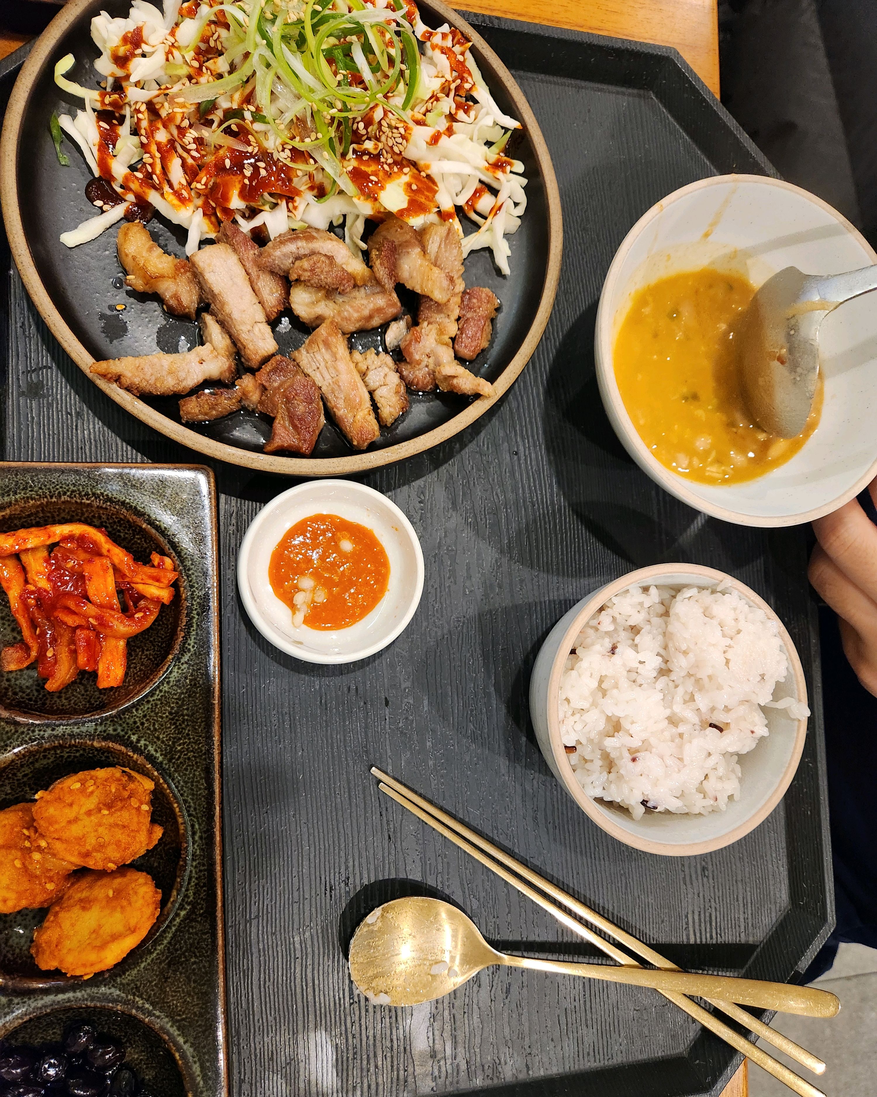 솥밥이 정말 맛있어요~~ 밥만 먹어도 맛있습니다~ 고기가 신선하고 샐러드 리필도 가능해서