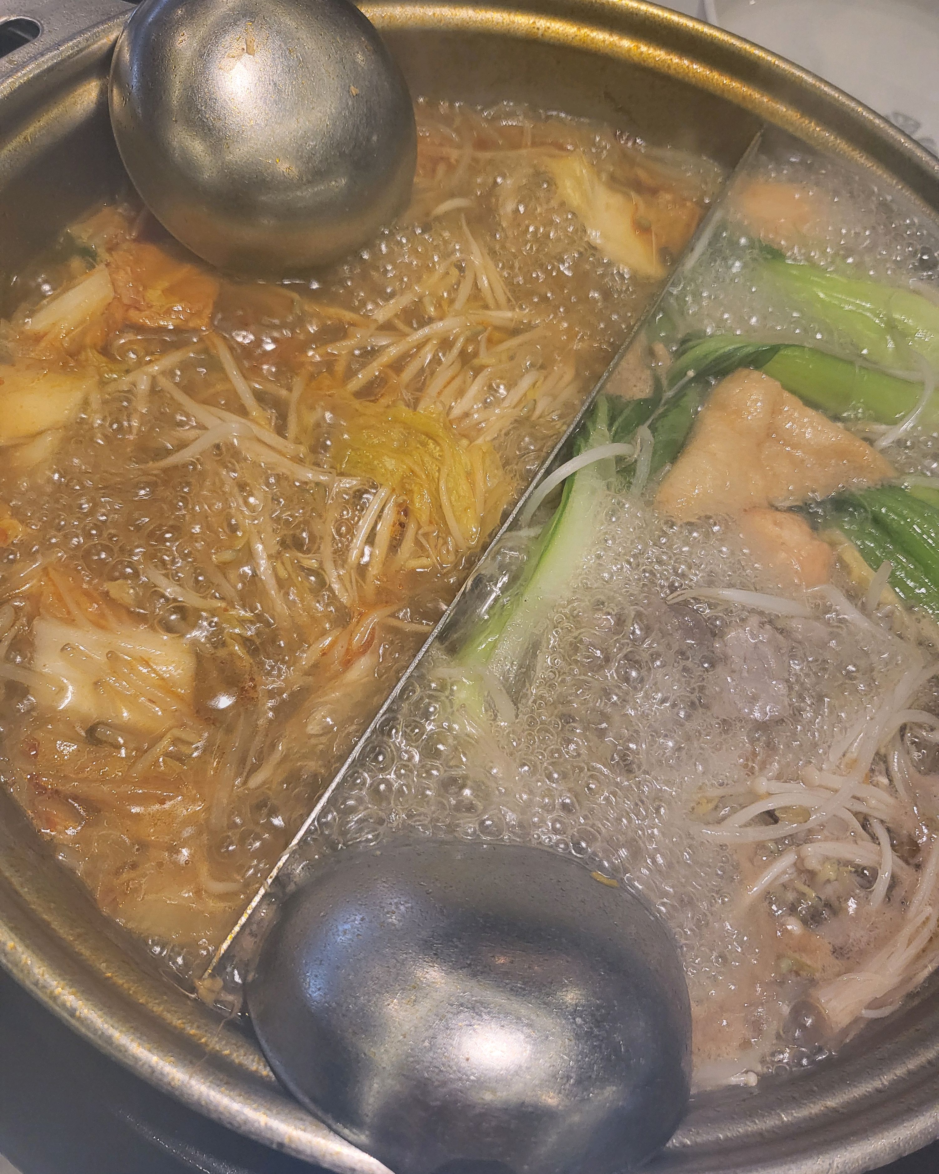 4시에 가서 손님 많지 않아 바로 앉았어요~ 매장 분위기가 좀 달라졌드라구요. 칸막이 없애