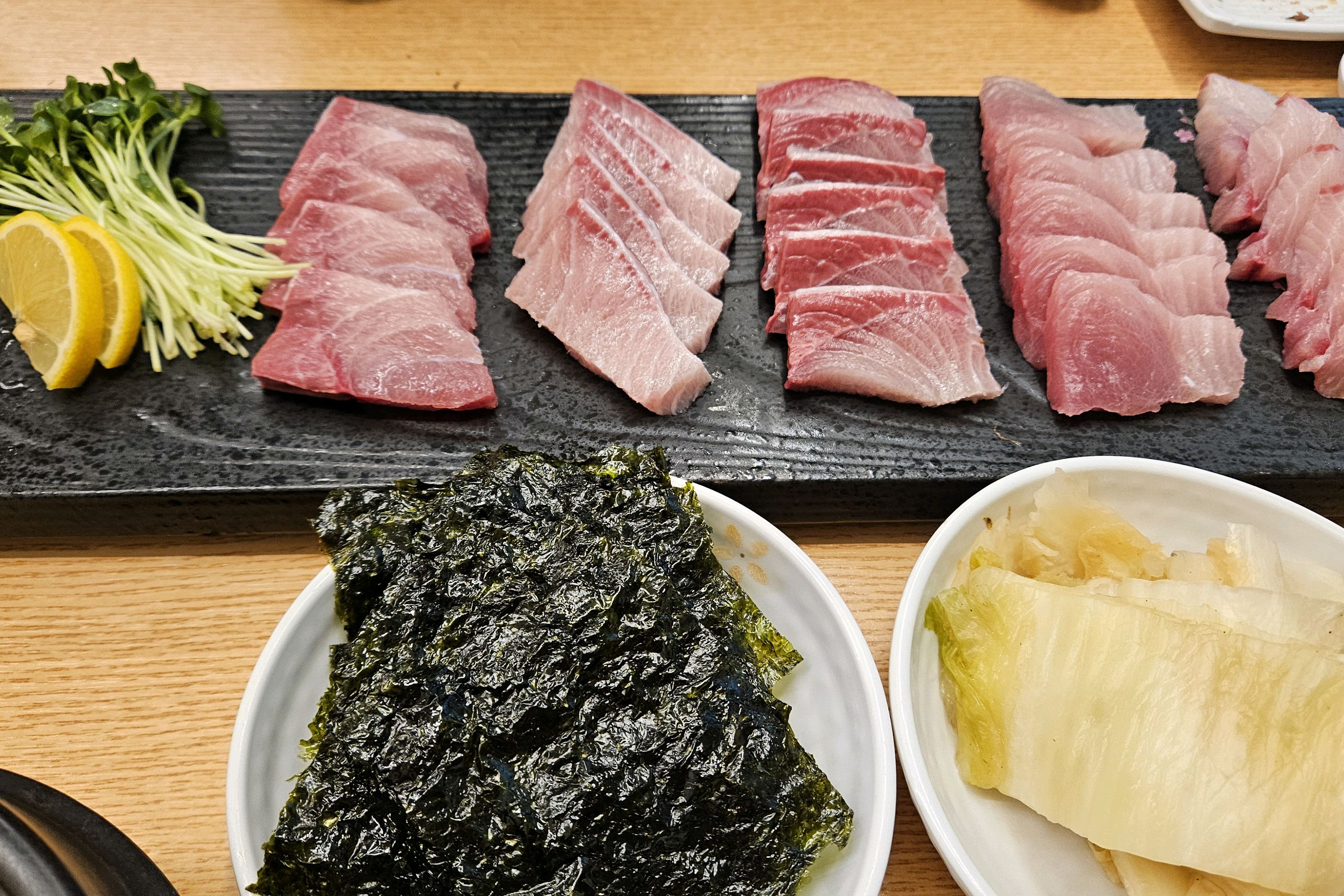 석화 먹으러 갔는데 이제 종료했다고해서 제철 방어 ㅈ주문했어요. 사장님께서 방어바로 잡아서