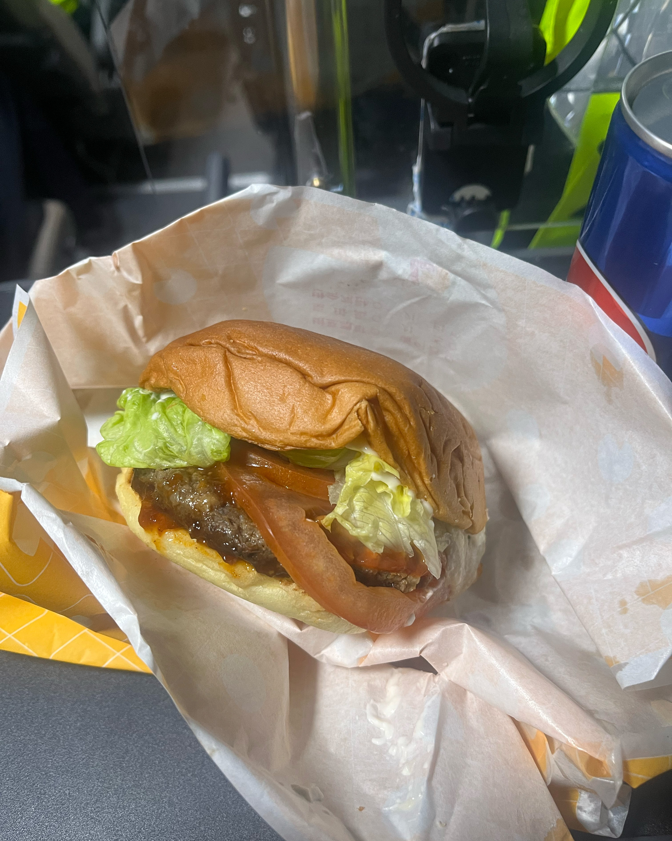 롯데리아에서 아이스크림을 먹는 아이