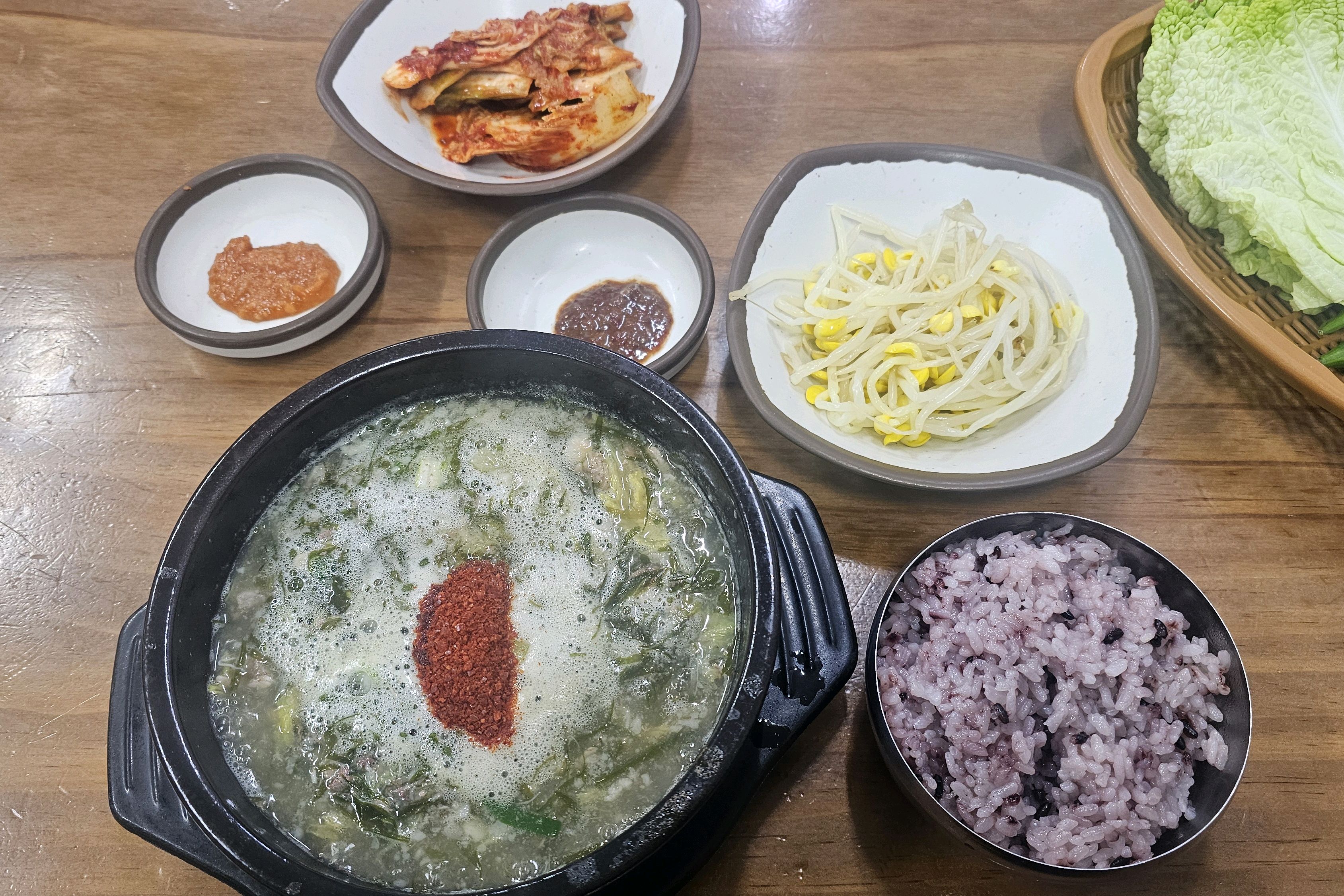 몸국 전문점이라 해도 과언은 아닙니다. 가격도 합리적입니다. 주의점은 몸국 안에 돼지뼈를 