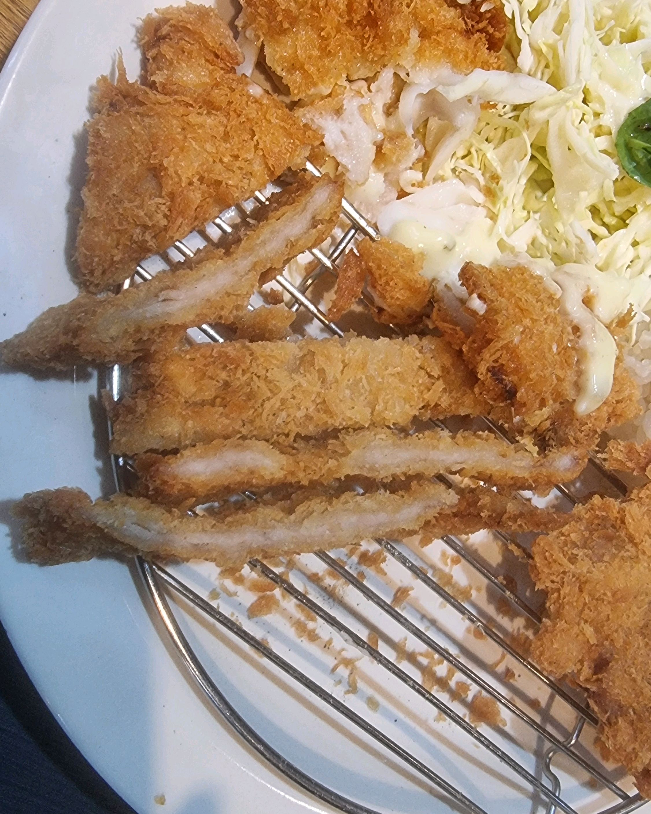 모듬까스에 나온 로스까스라고 하는데 오징어 튀김보다 얇은 돈까스는 처음이네요..그나마 사진
