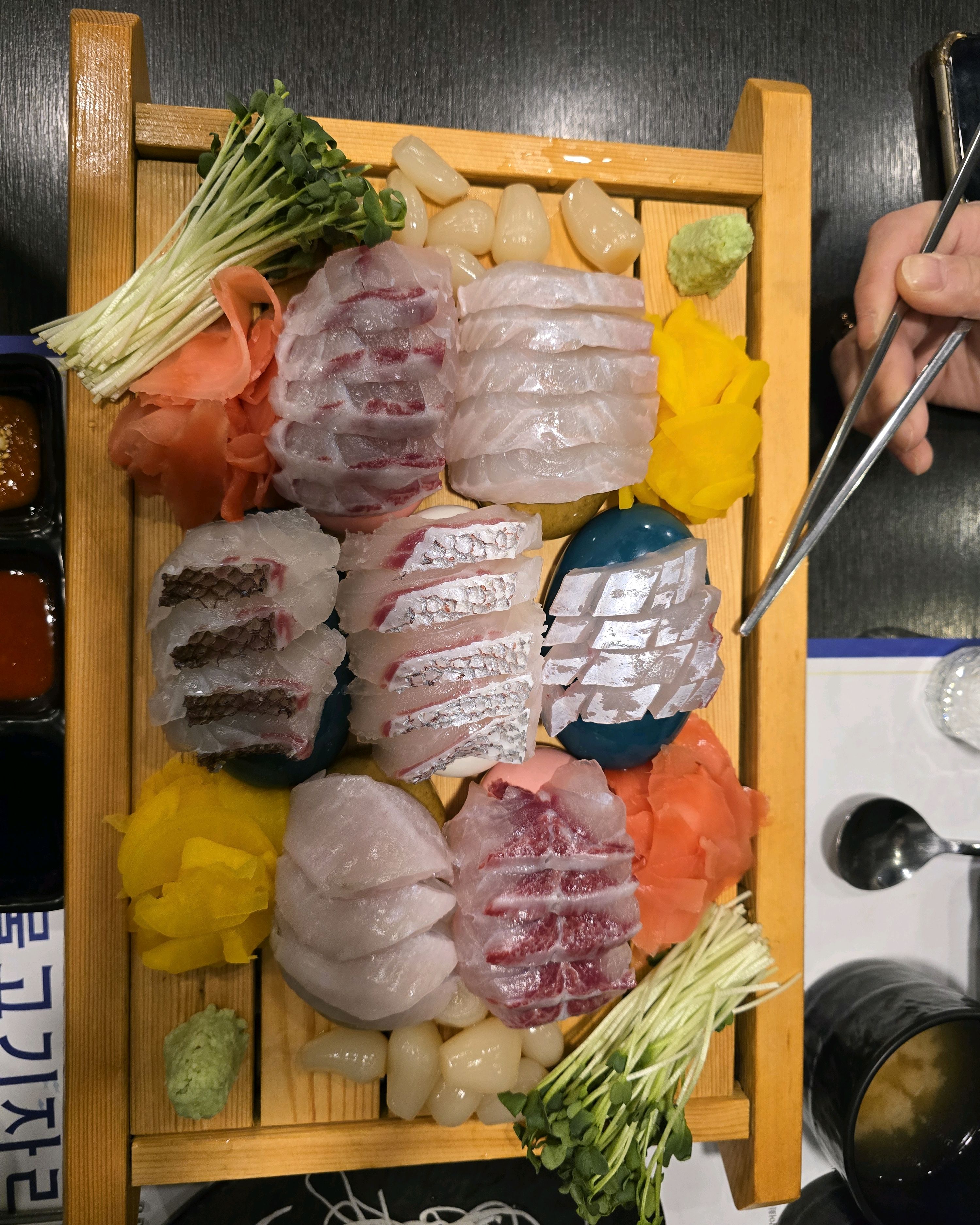 숙성회라 그런지 회가 두툼하니 식감도 쫀득한게 맛있었습니다.회를 좋아해서 둘이서 5번 리필