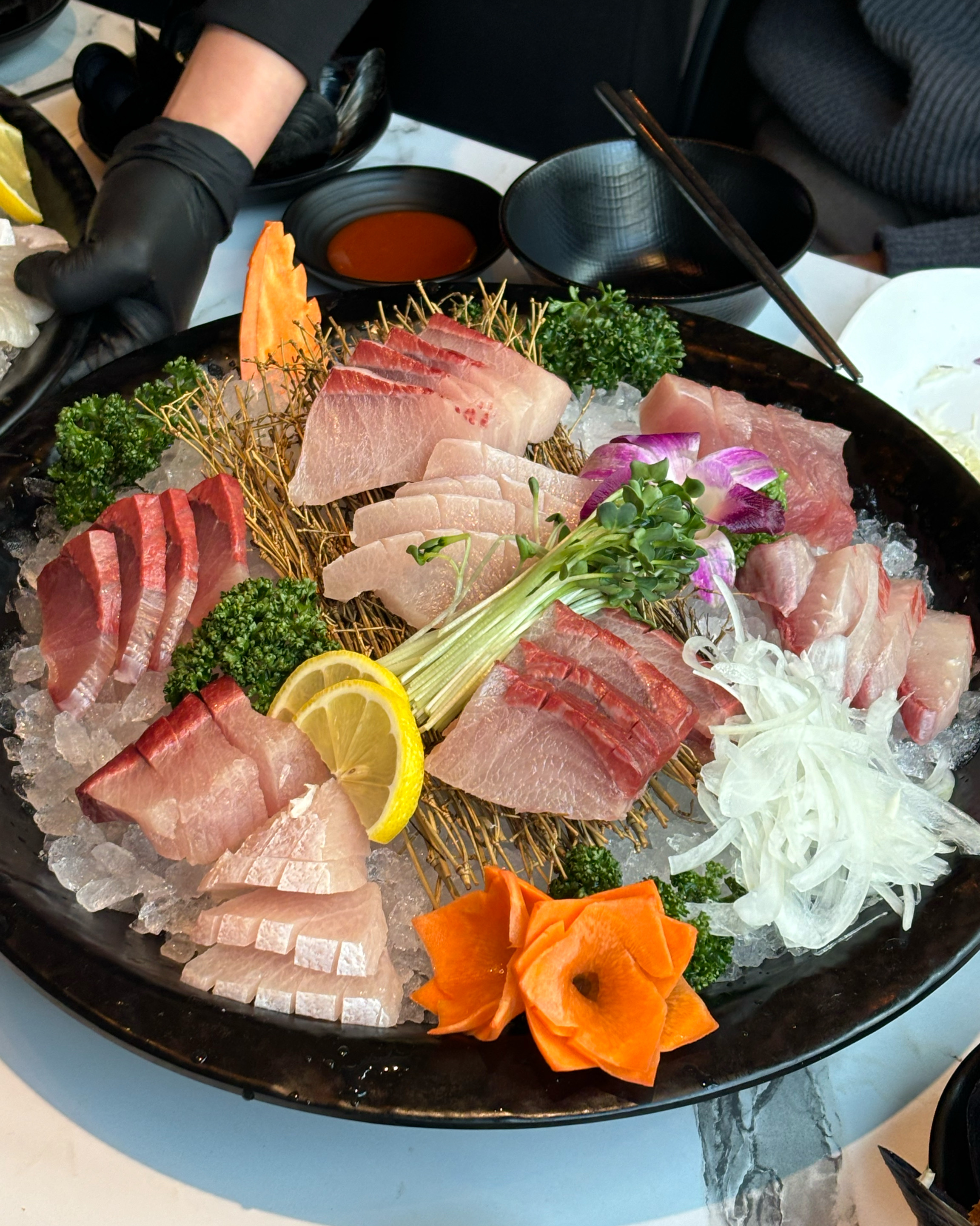 점심에 가족 모임으로 왔는데 회 맛있고 좋네요 🥹 넓고 자리도 많은데 점심이라 안시끄럽구