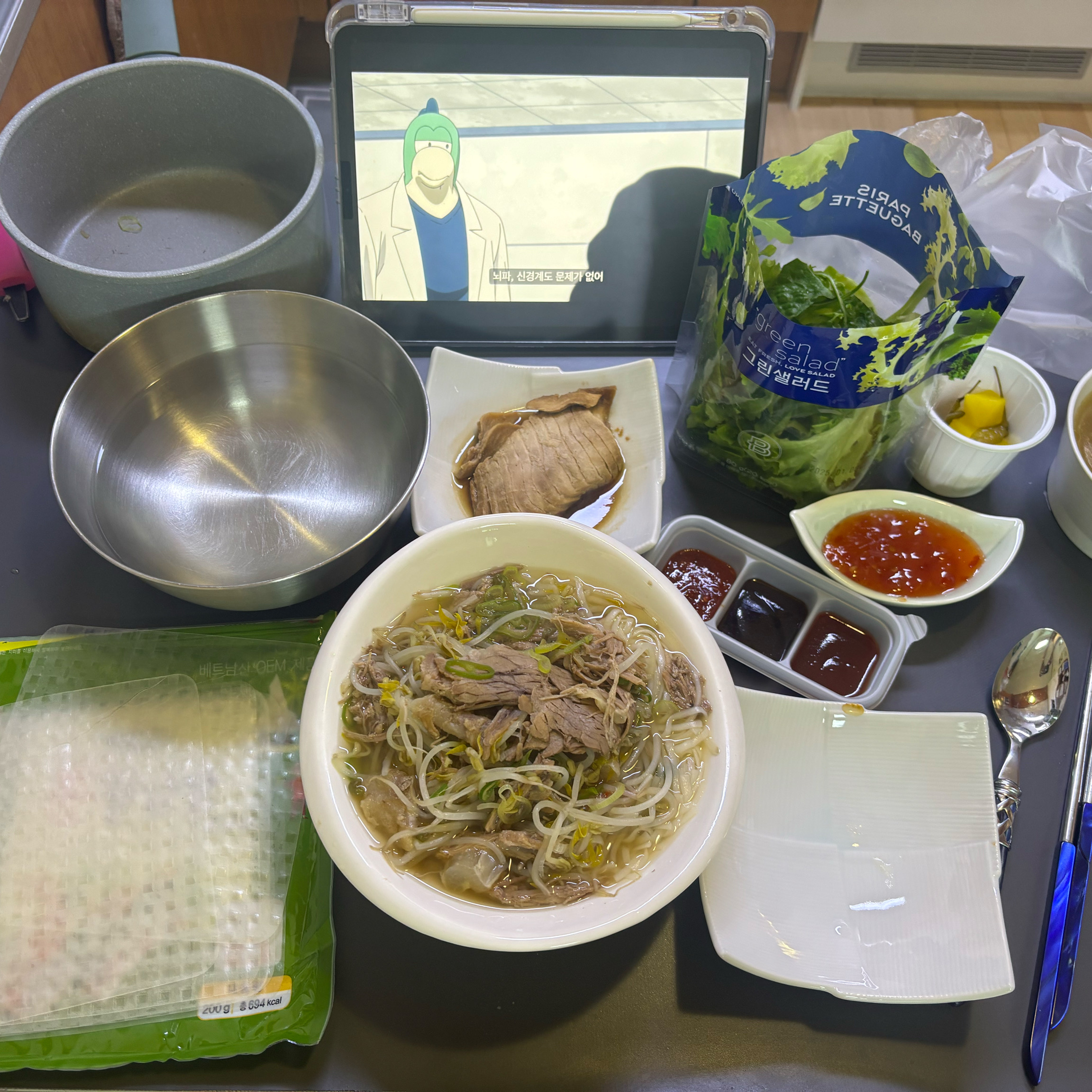 반조리 쌀국수 포장해와서 집에서 스프링롤해서 함께 먹었어요! 항상 맛있어서 너무 좋지만..