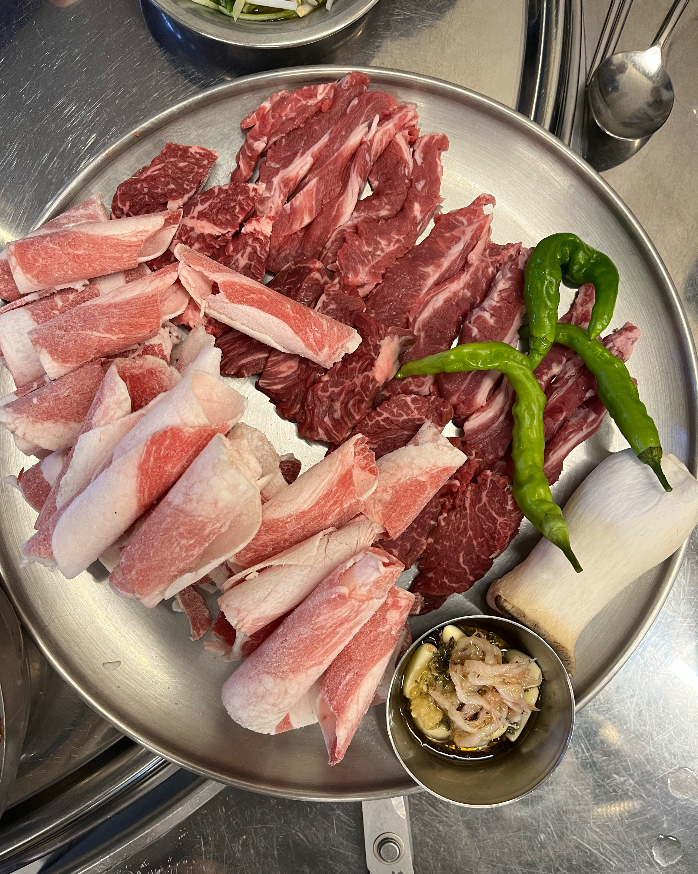 소모듬, 돼지고기 세트, 토마토 라면 먹었어요. 소는 직접 구워야 했고 돼지고기는 구워주셨