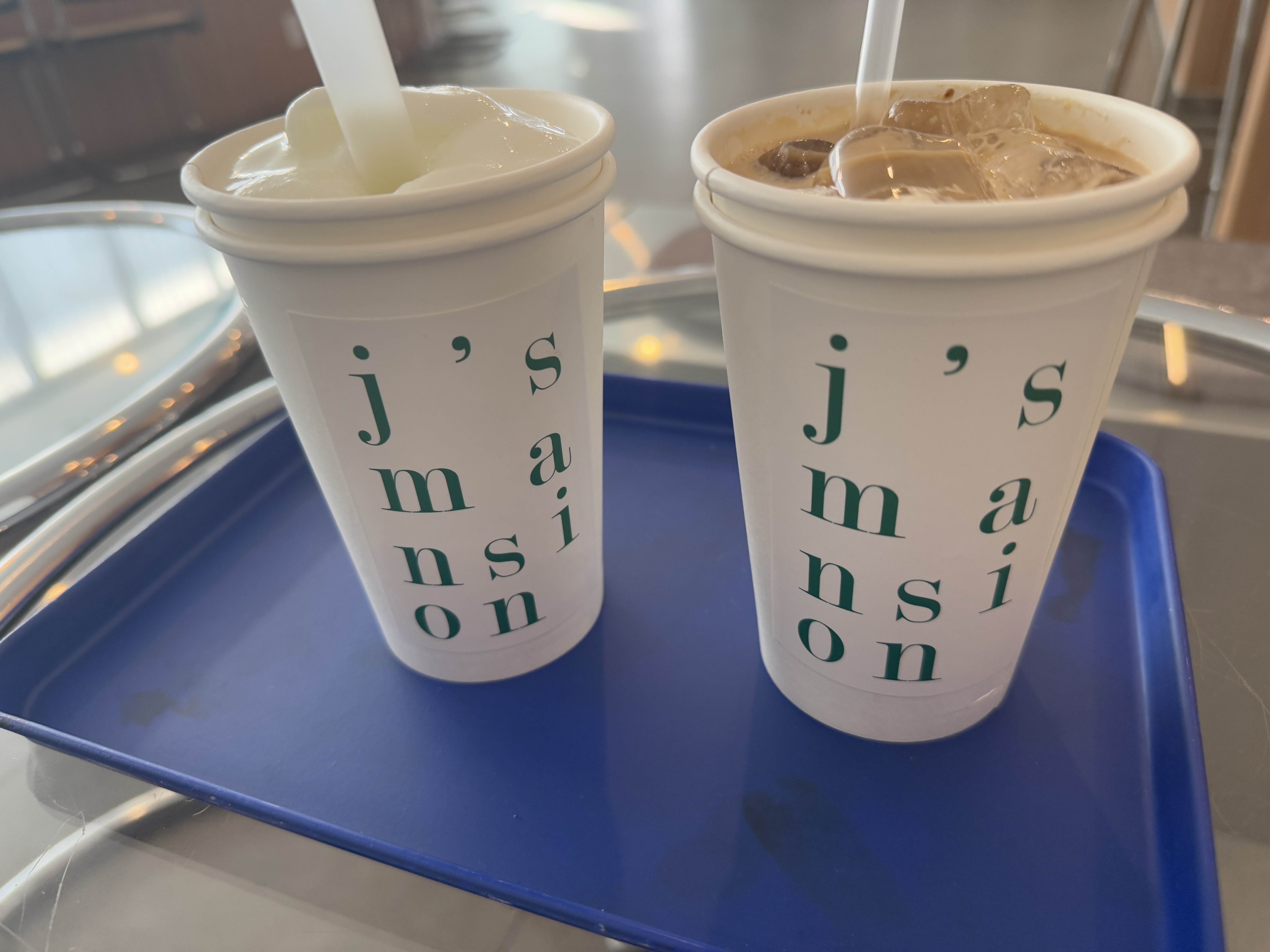 바닐라라떼 커피랑 음료가 맛있음 밥배부르게 먹고와서 디저트는 못먹은게 아쉽~! 테이블도