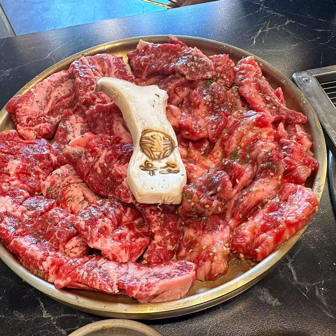 처음 왔어 고기가 너무 맛있어서 또 올게요. 태도 친절하고요. - 불당동 맛집 우소참숯화로구이 본점