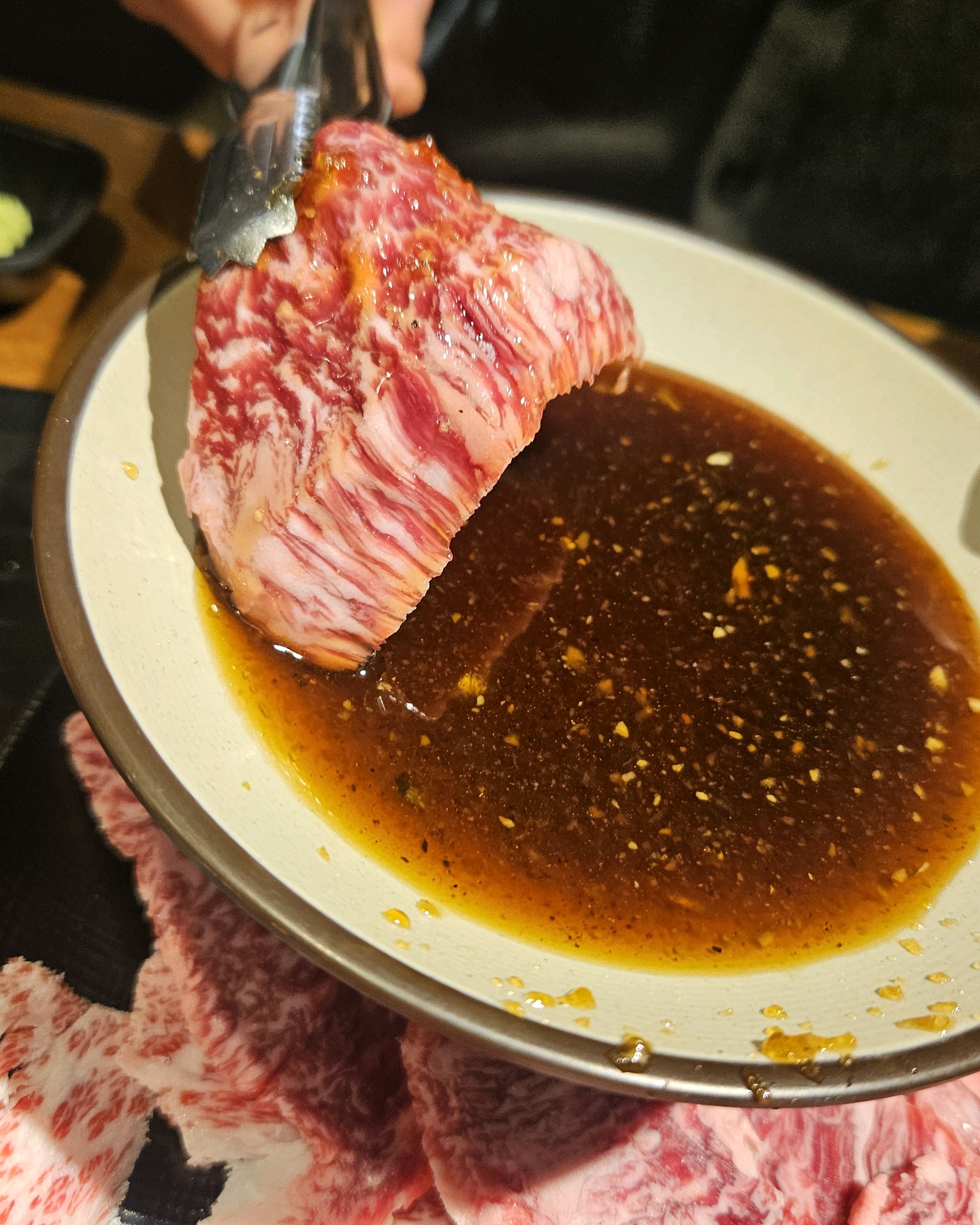 미친 소고기집!! 색갈도 미쳤는데 맛도 미쳤고 가격도.. 근데 육회까지 서비스...ㅎㅎ 다