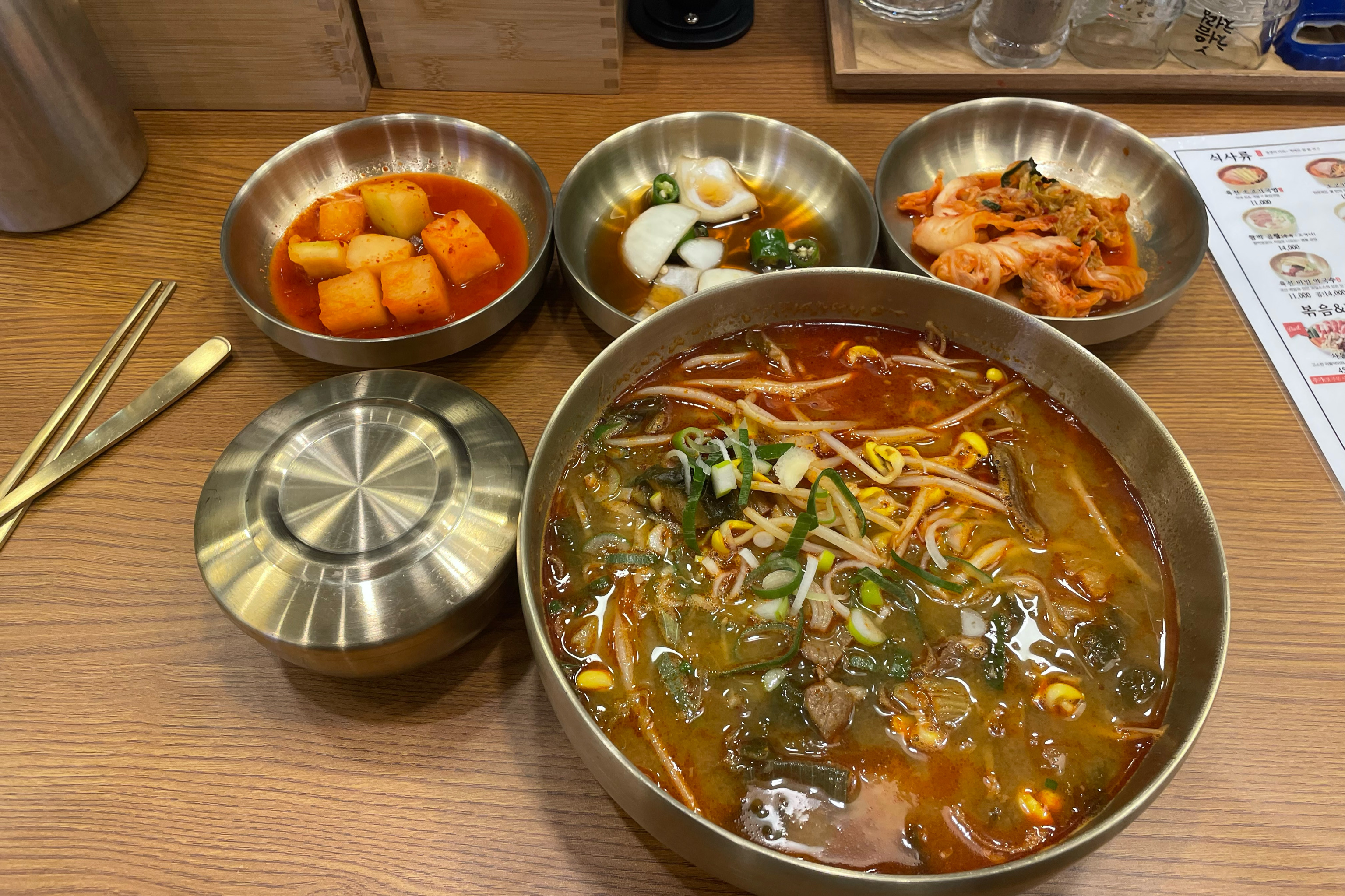 혼밥하기좋음,매장 깨끗함 직원친절함 단,소고기국밥 (특)을 시켰음에도 고기양이 너무 적음