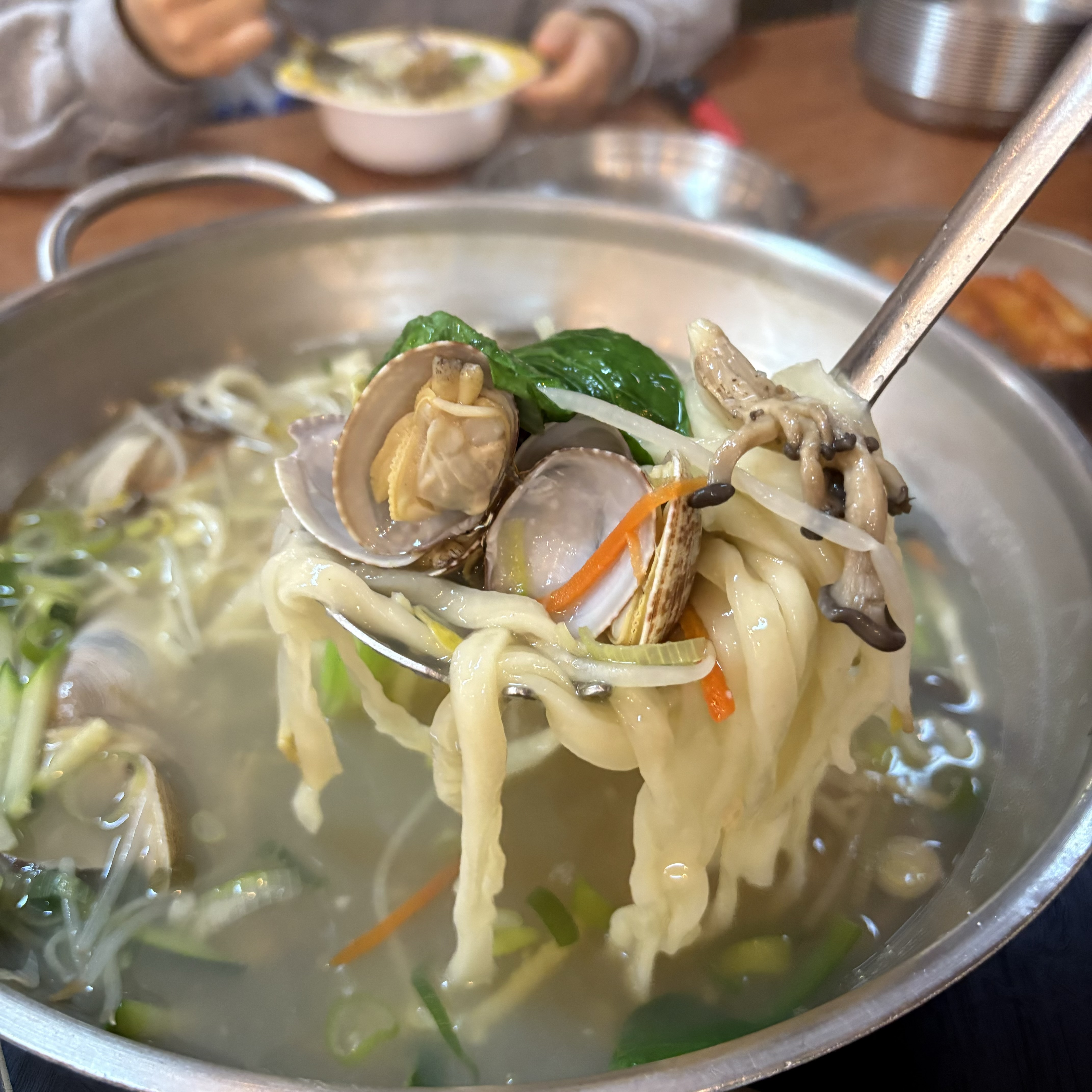 바지락 칼국수 시원하고 너무 맛나요! - 인천 맛집 가온칼국수 송도본점