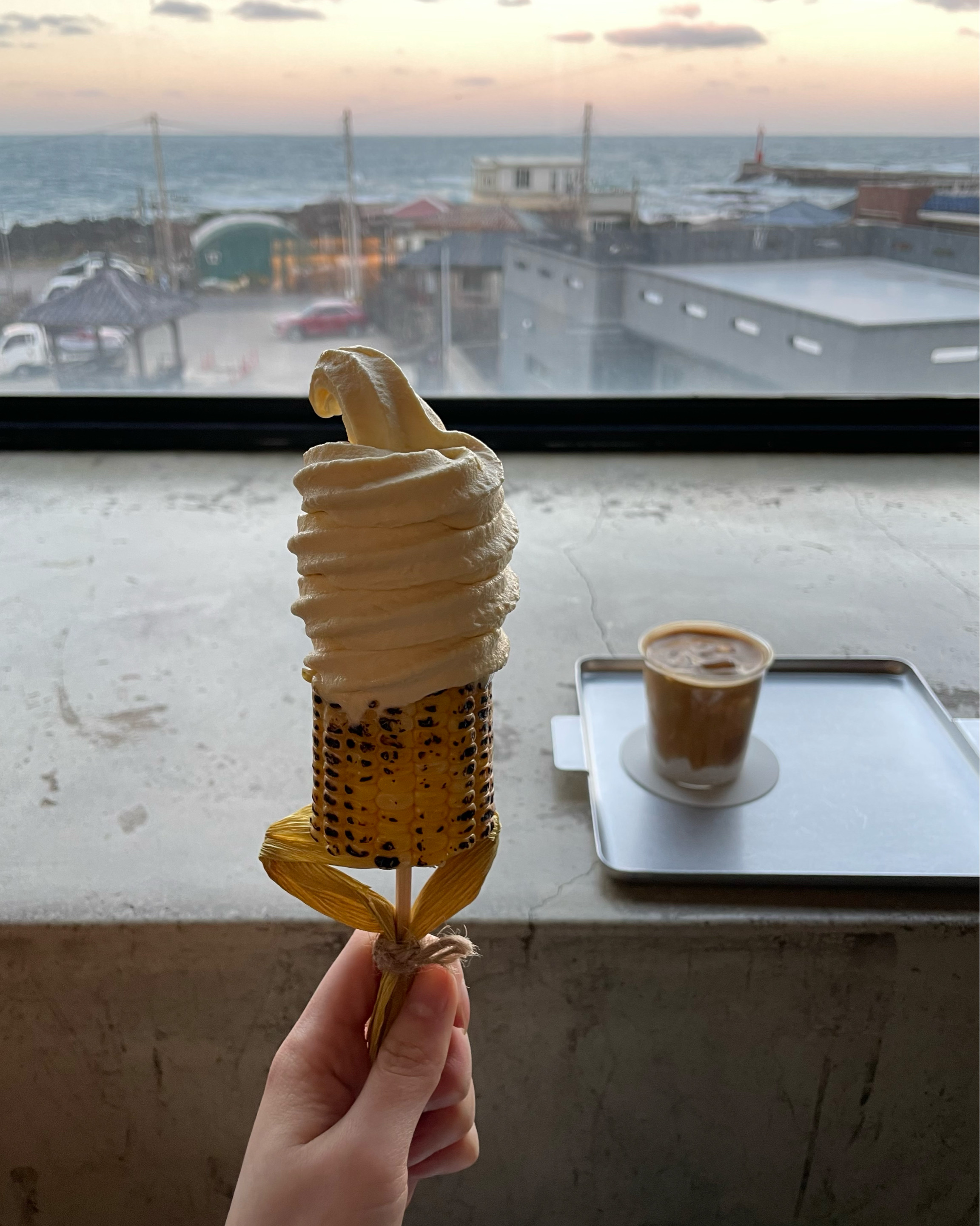 옥수수 아이스크림은 당연히 맛있고 커피도 꼬숩고 진하고 미쳤으니 꼭 드시길.. - 제주 맛집 점점