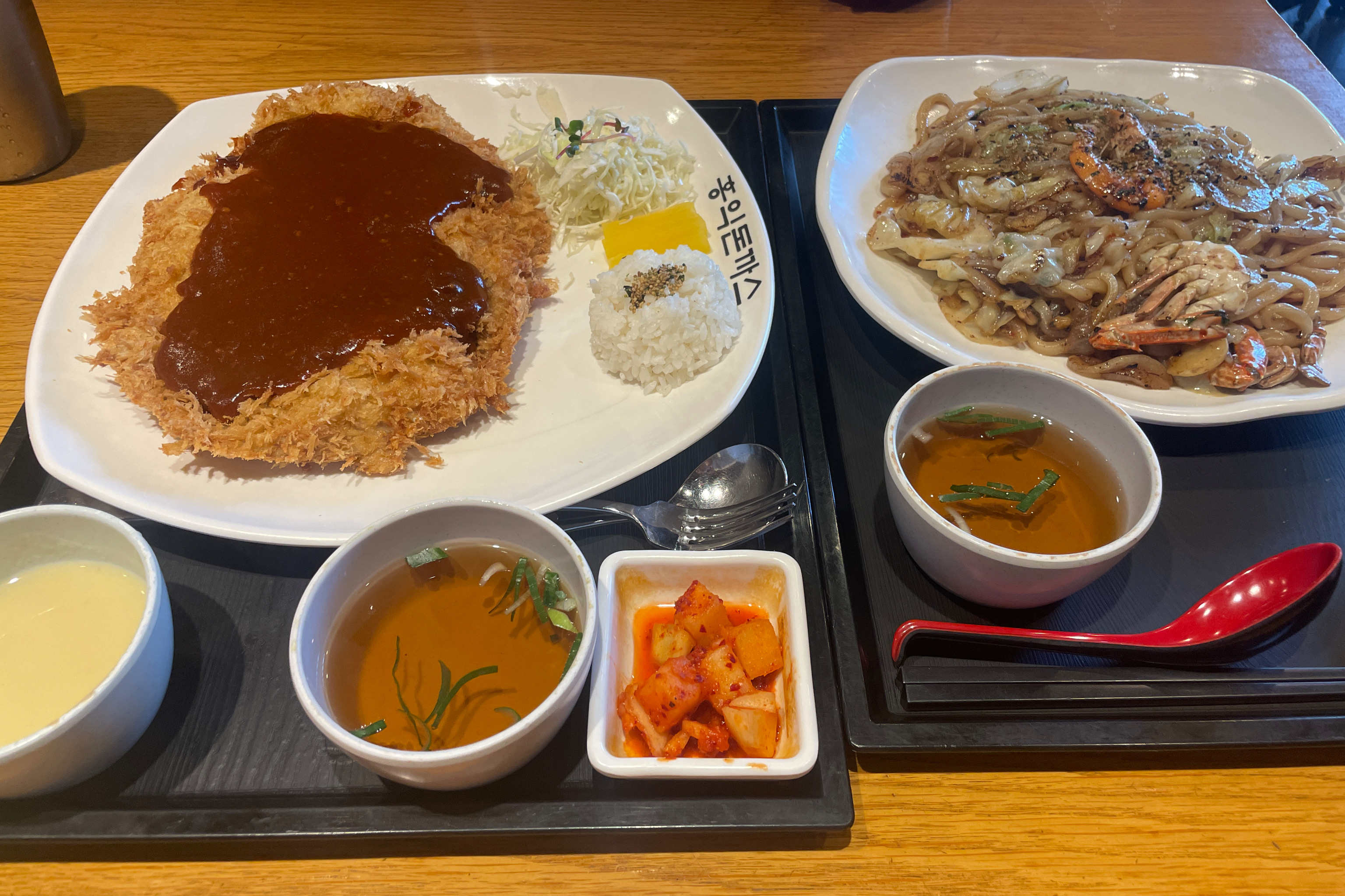 와 경양식돈까스 이렇게 맛있는건 처음 봐요 🫢🫢 그리고 이렇게 큰 것도 처음 봐요 ㅋㅋㅋㅋ