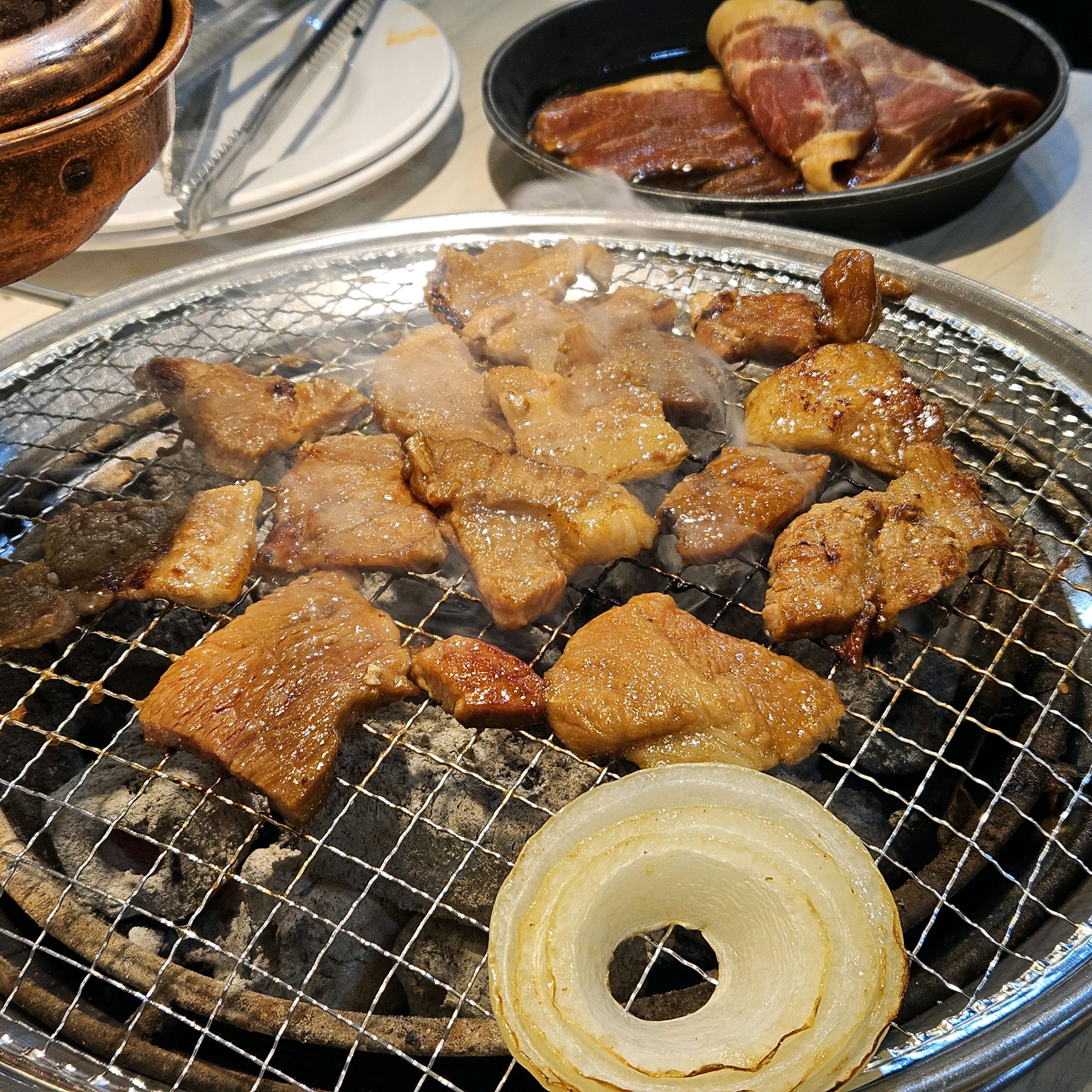 주말 저녁엔 웨이팅잇기때문에 빨리 오시길 고기 여전히 맛있고 가성비 좋네요. 양파는 조금