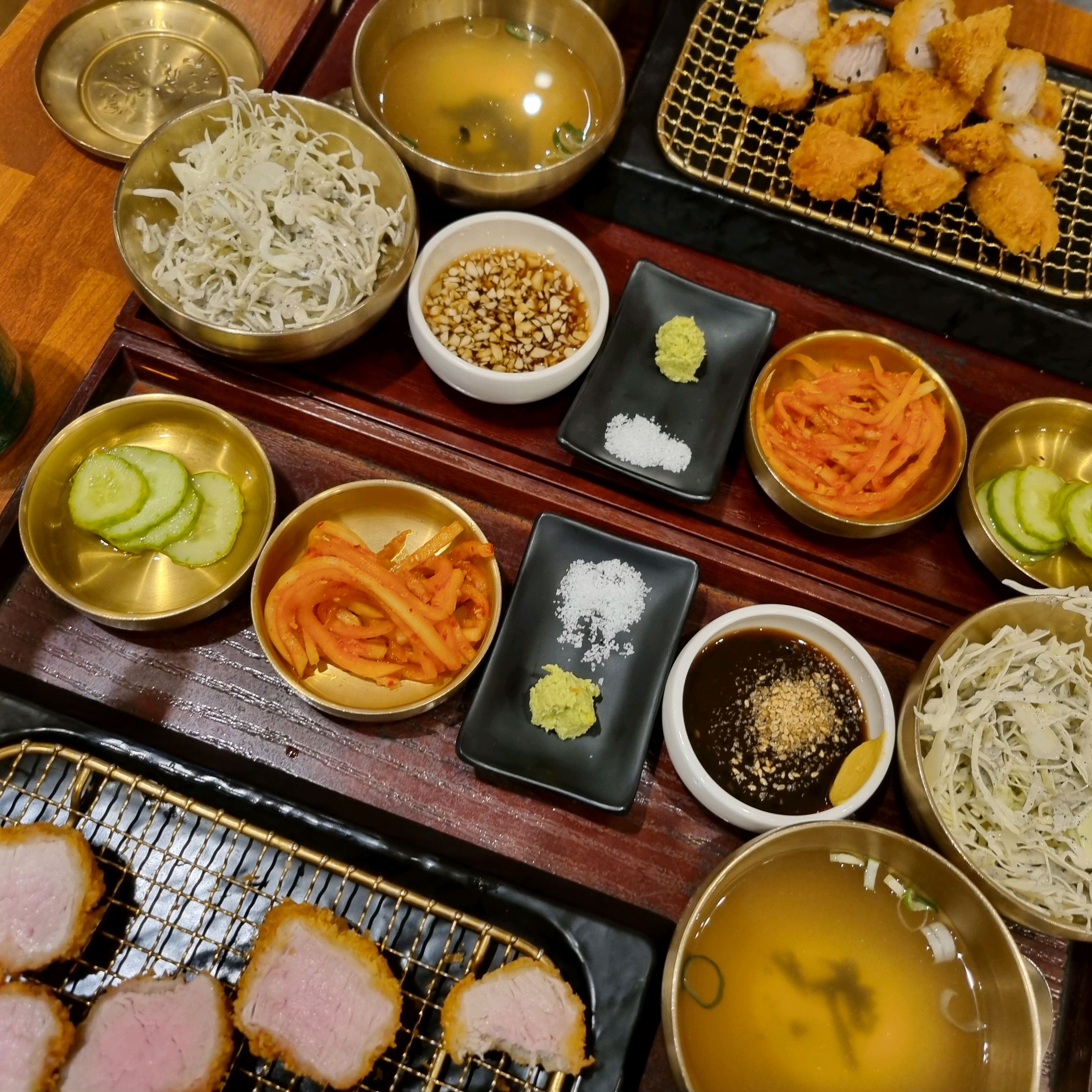 (평점 3.8/5) 다른 곳에는 잘 없는 삽겹살돈가스를 먹을수 있는 곳. 소스가 갈비 소스