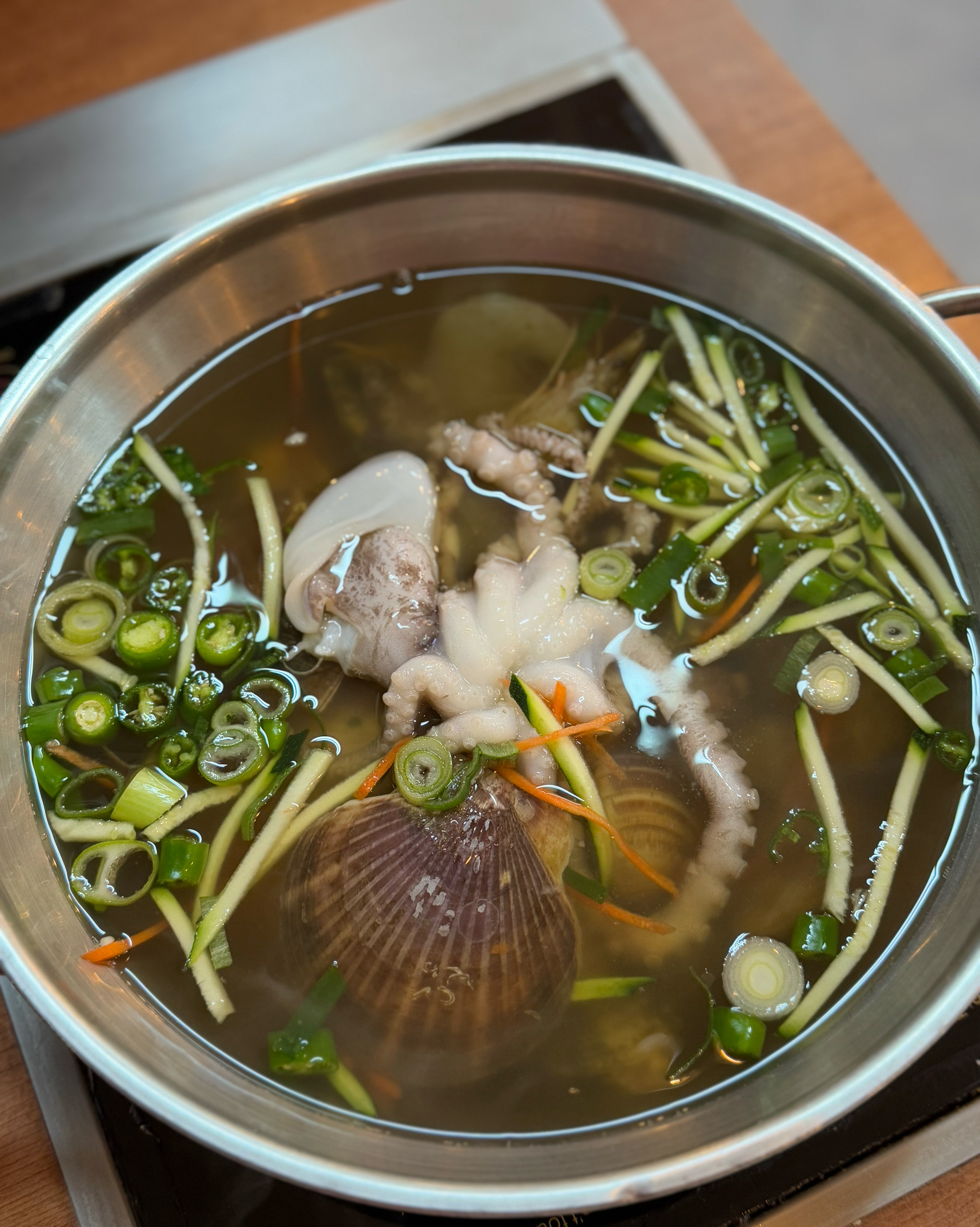 칼국수 국물 시원하니 짱이에요 면발도 쫄깃 쫄깃! 만두도 고기속이 꽉차있어서 추천 - 인천 맛집 가온칼국수 송도본점