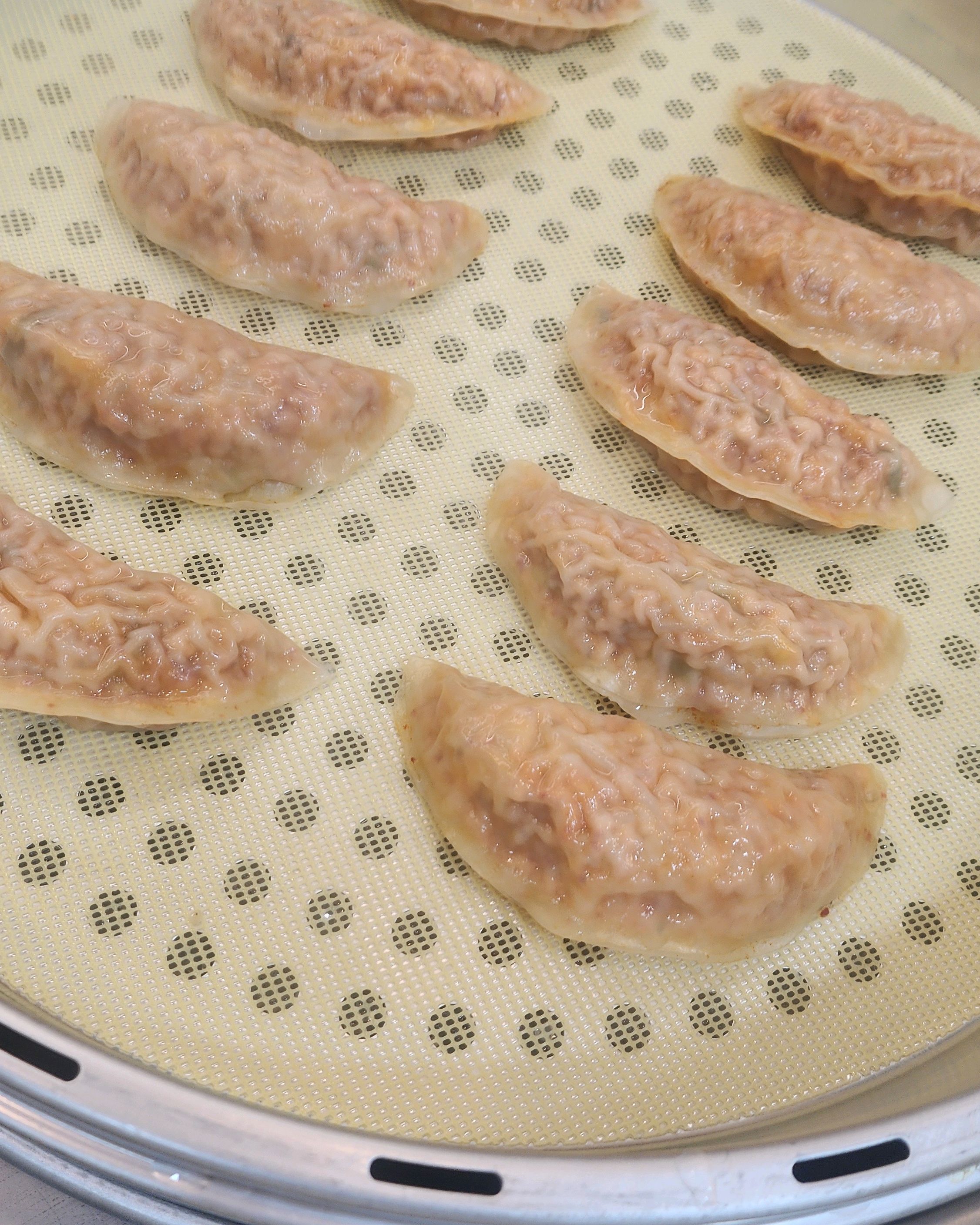 매장도 청결하며 만두도 바로 쪄주시고 만두 크기도 동그란게 아닌 좀 넙적한 크기라서 큰 것