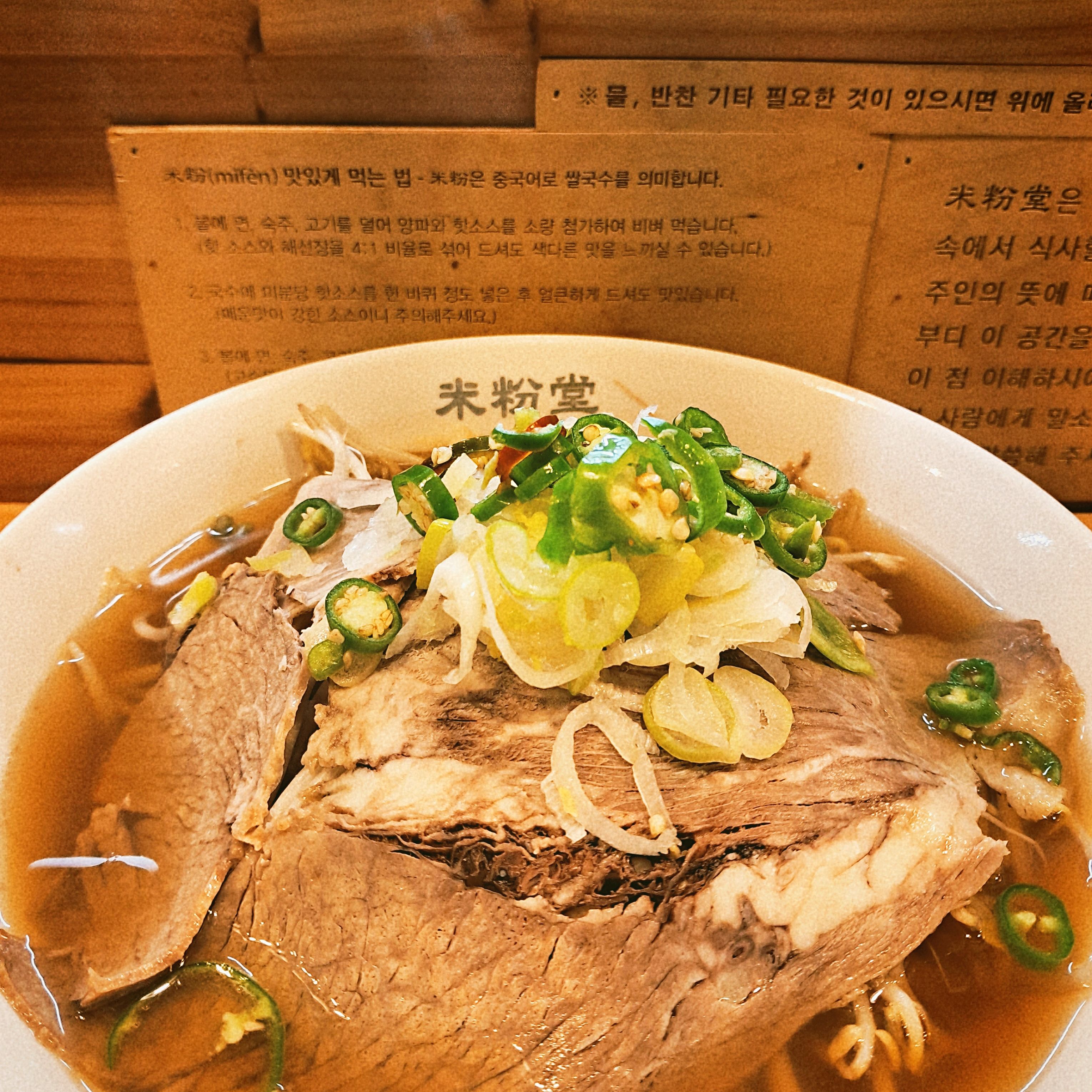 고기가 듬뿍 들어있어서 맛있게 먹었습니다, 면과 숙주가 리필이 가능해서 배부르게 잘 먹었습