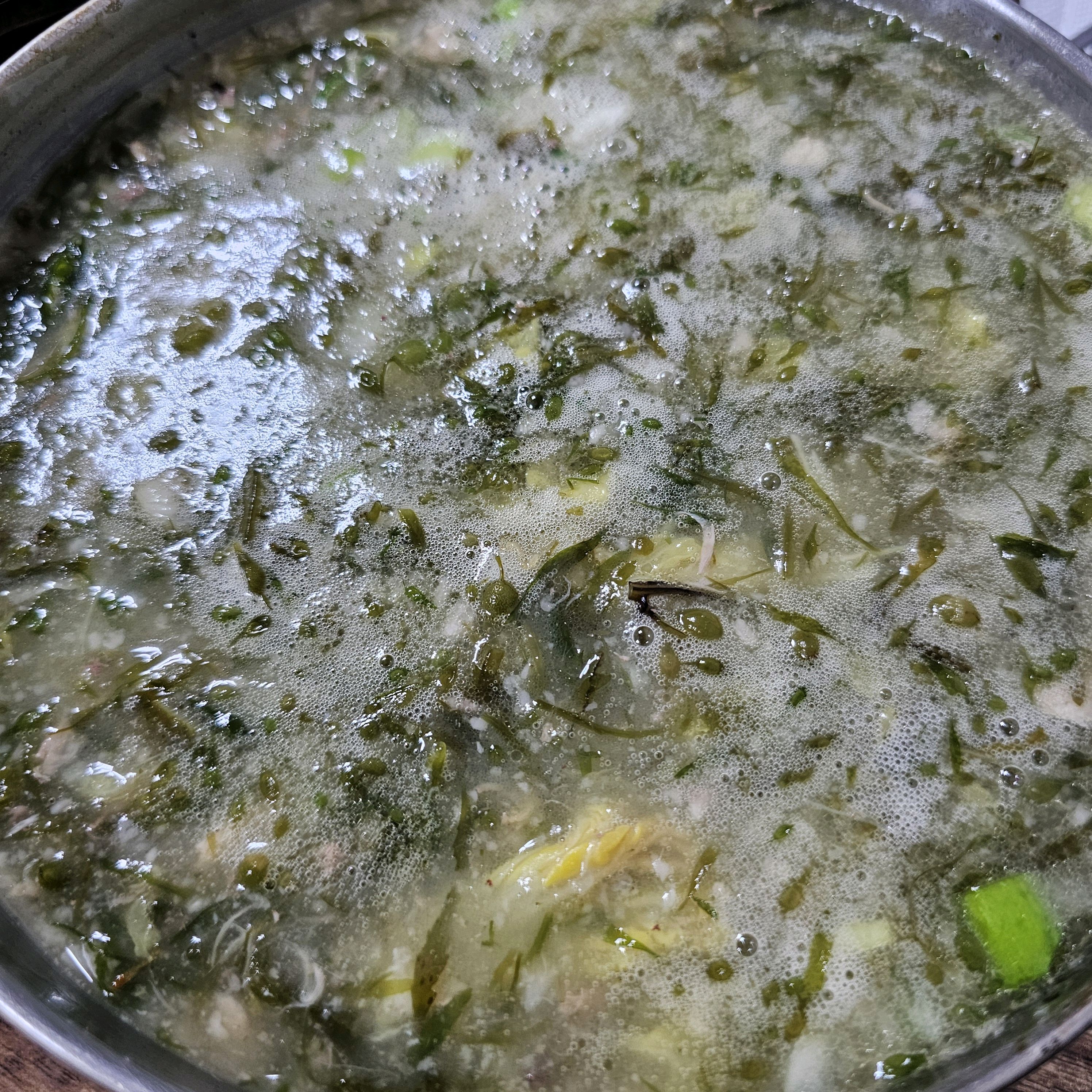 제주여행 첫 식사. 백년가게 인증에 현지인 맛집 확실함. 몸국은 환상적이었고, 고기국수는 