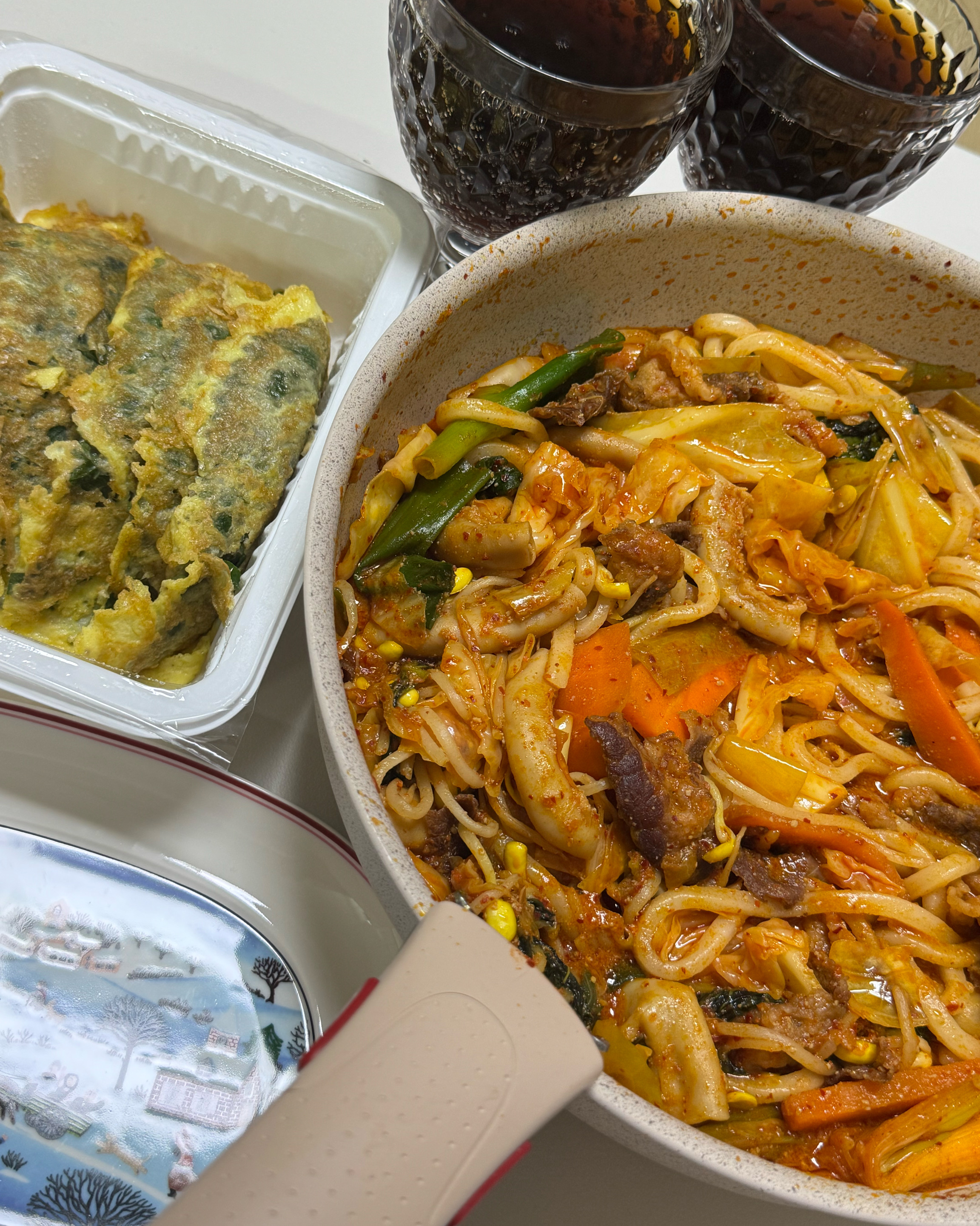 가게에서 국밥 먹어보고 맛있어서 포장해서 와이프랑 먹었어요 깻잎전 맛있는데 가게에서 바로먹