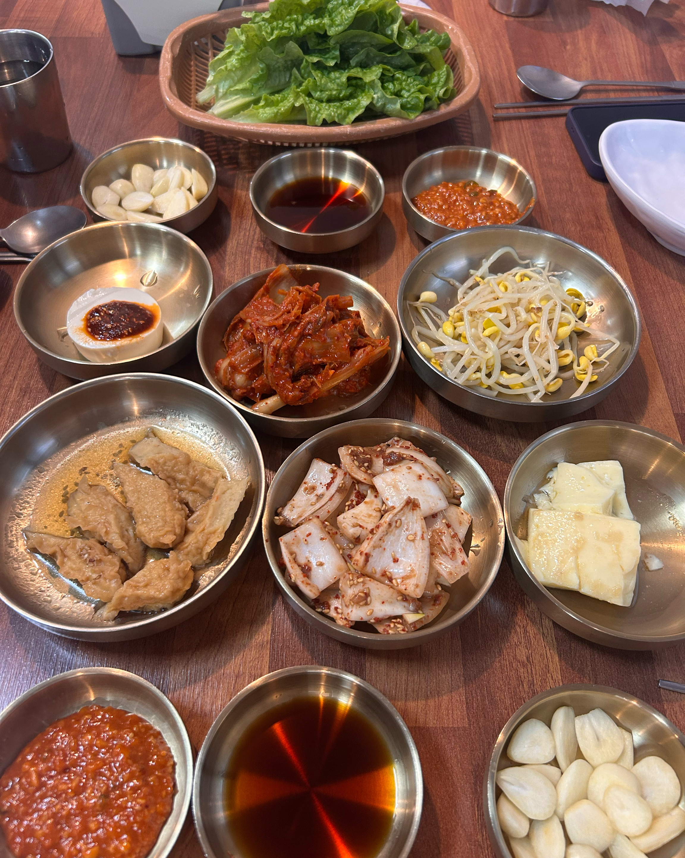 백돼지 흑돼지 먹었는데 확실히 맛이 다르네요. 백돼지 600g 뜨끈하게 썰어 먹었는데 정말