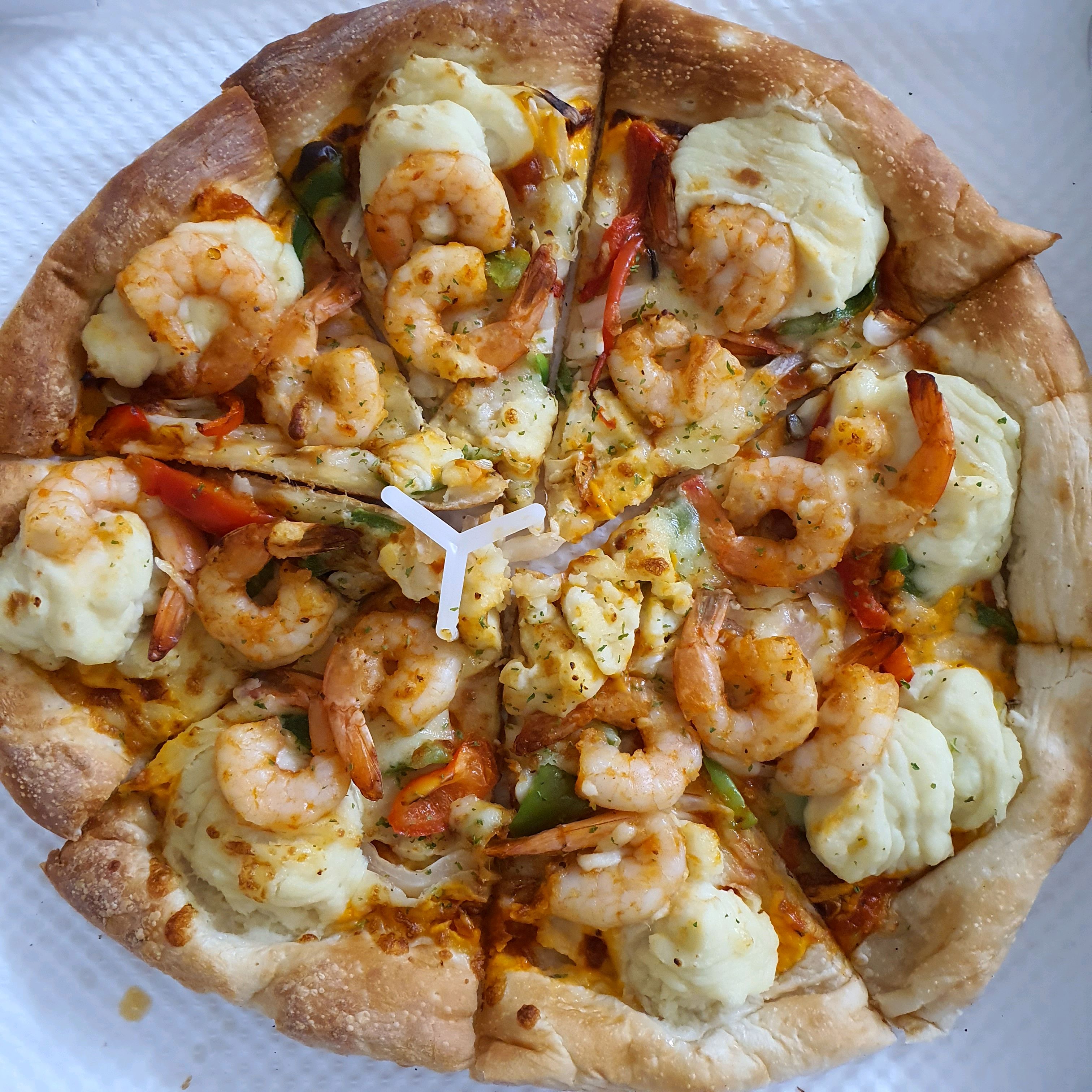 가격대비 훌륭합니다. 새우추가하니 더 맛나보이는 피자가 됐어요. - 산본역 맛집 피자몰 뉴코아산본점