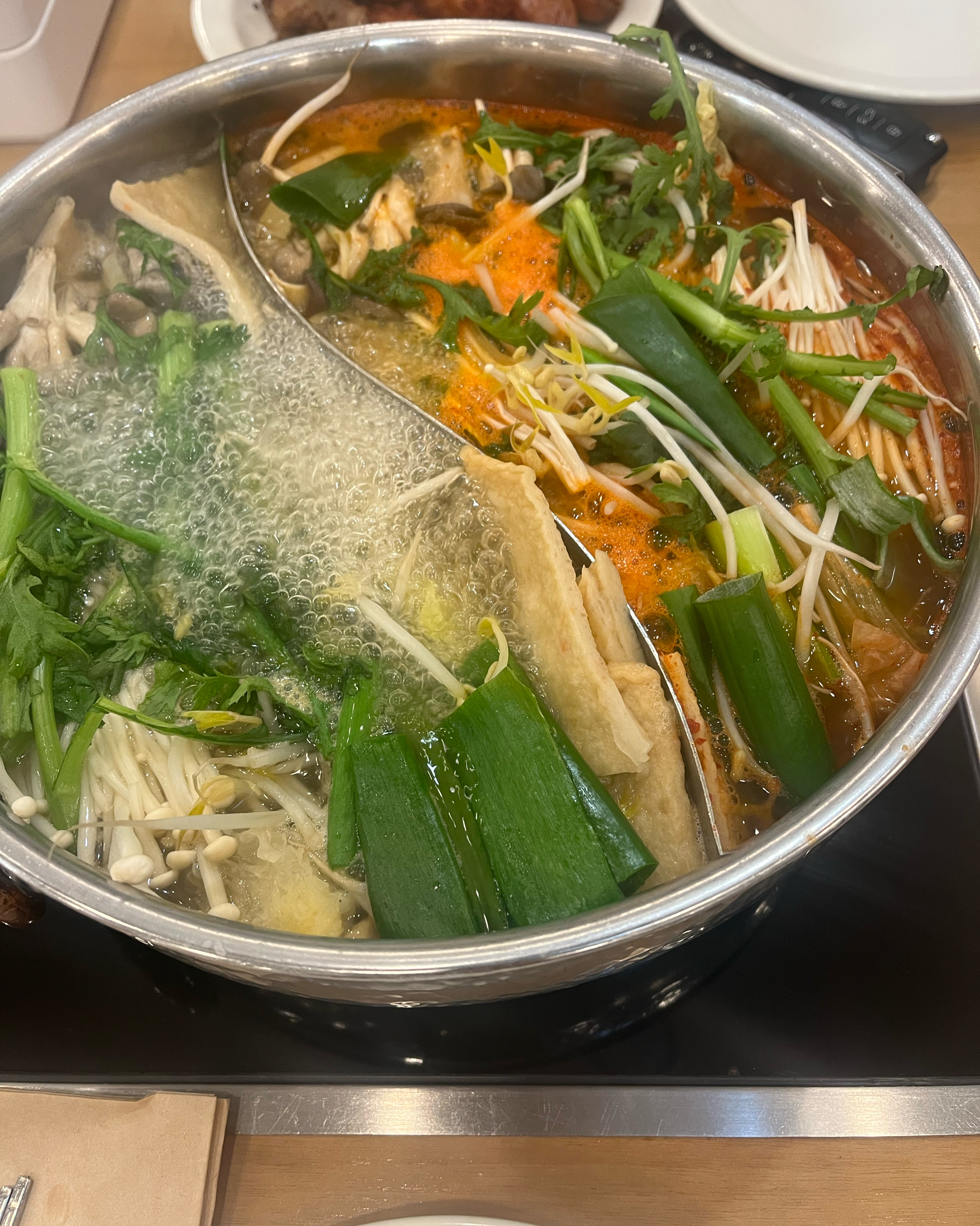 카운터계신 여자분 너무친절하세요!! - 천안 불당동 맛집 샤브올데이 천안불당점