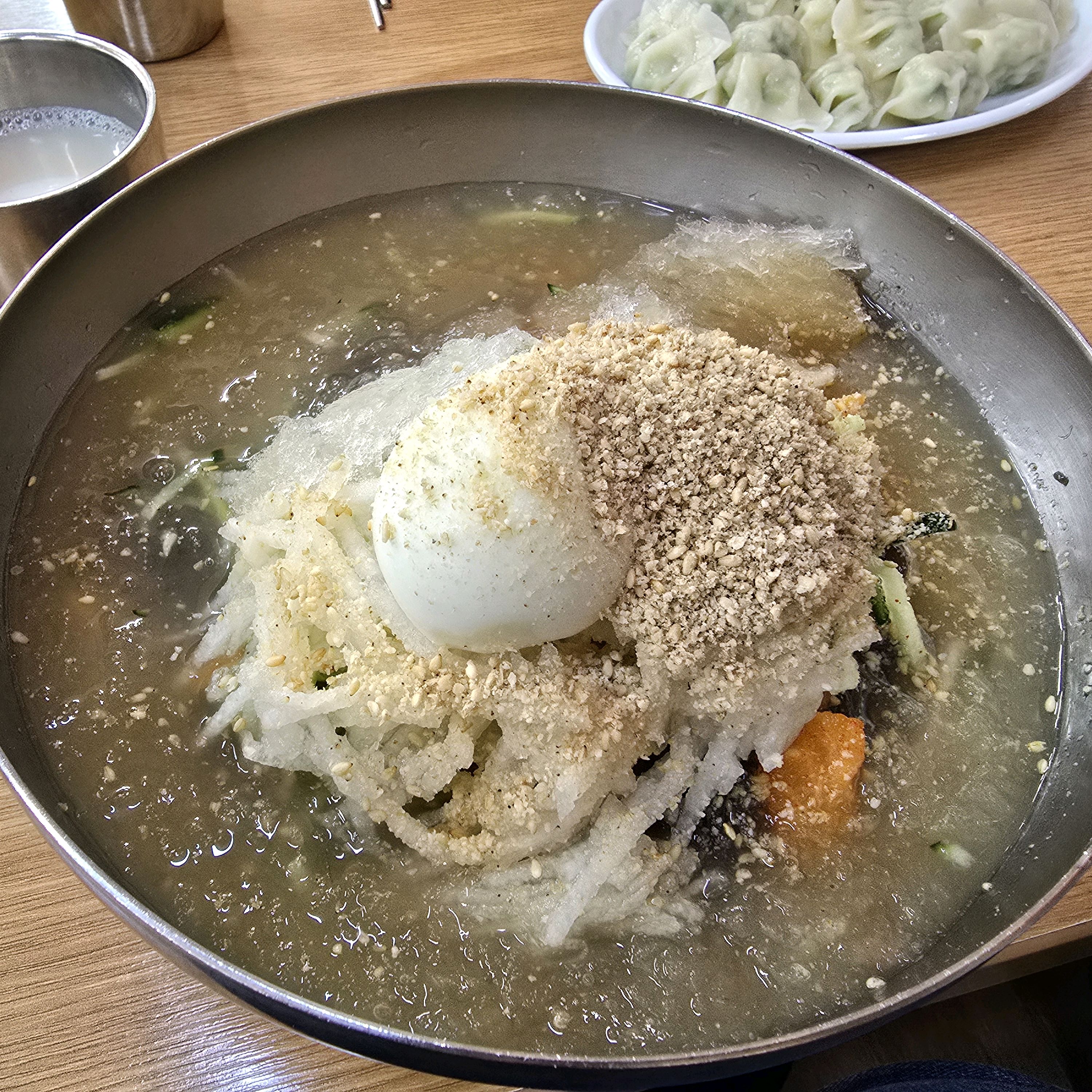 칡냉면 유명해서 여름에 먹으러 3번도전했다가 웨이팅이라 못먹고 왔는데 겨울이라 역시 바로