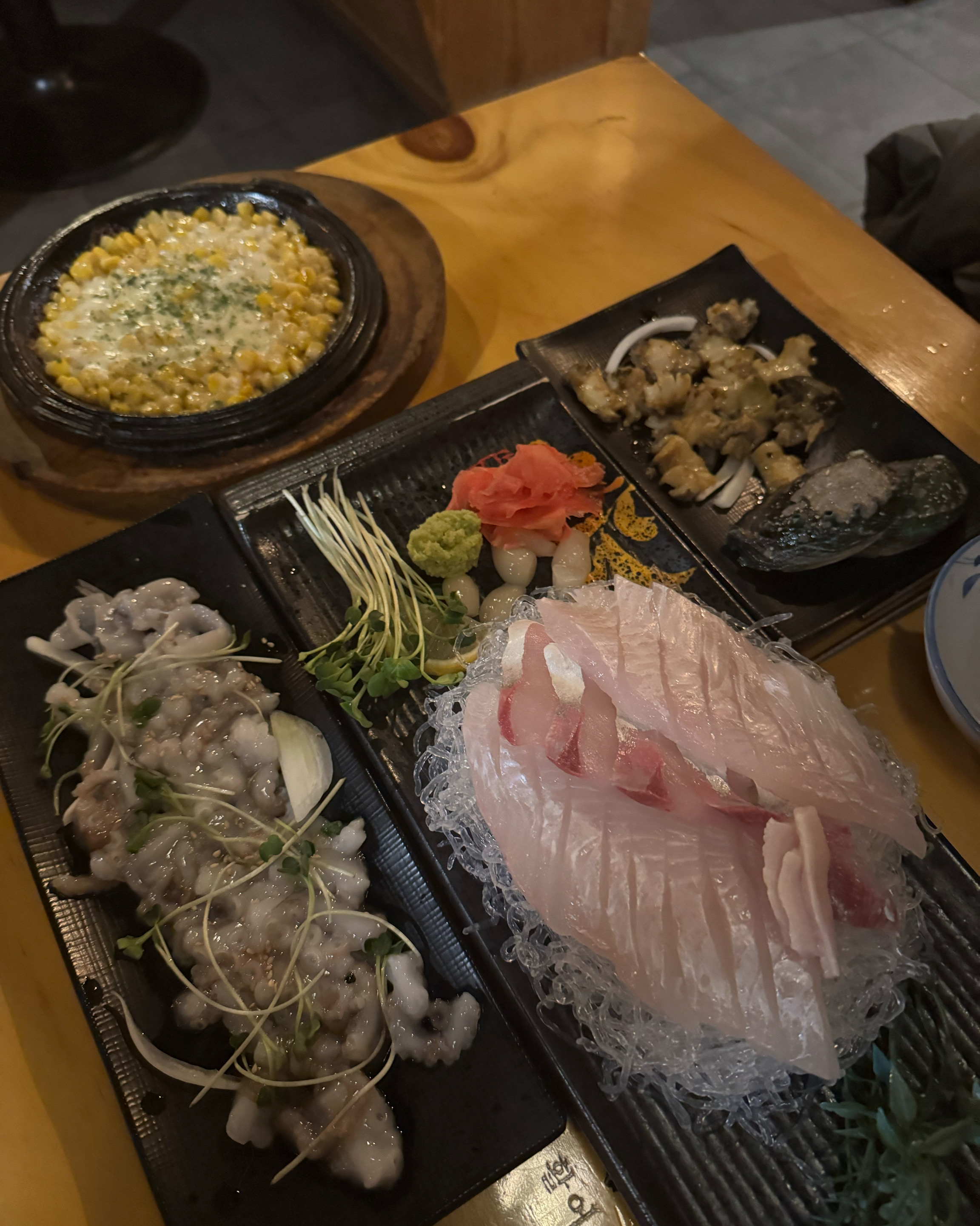기본안주로 나오는? 국이랑 콘치즈가 너무 맛있습니다! - 천호동 맛집 사시미 천호점