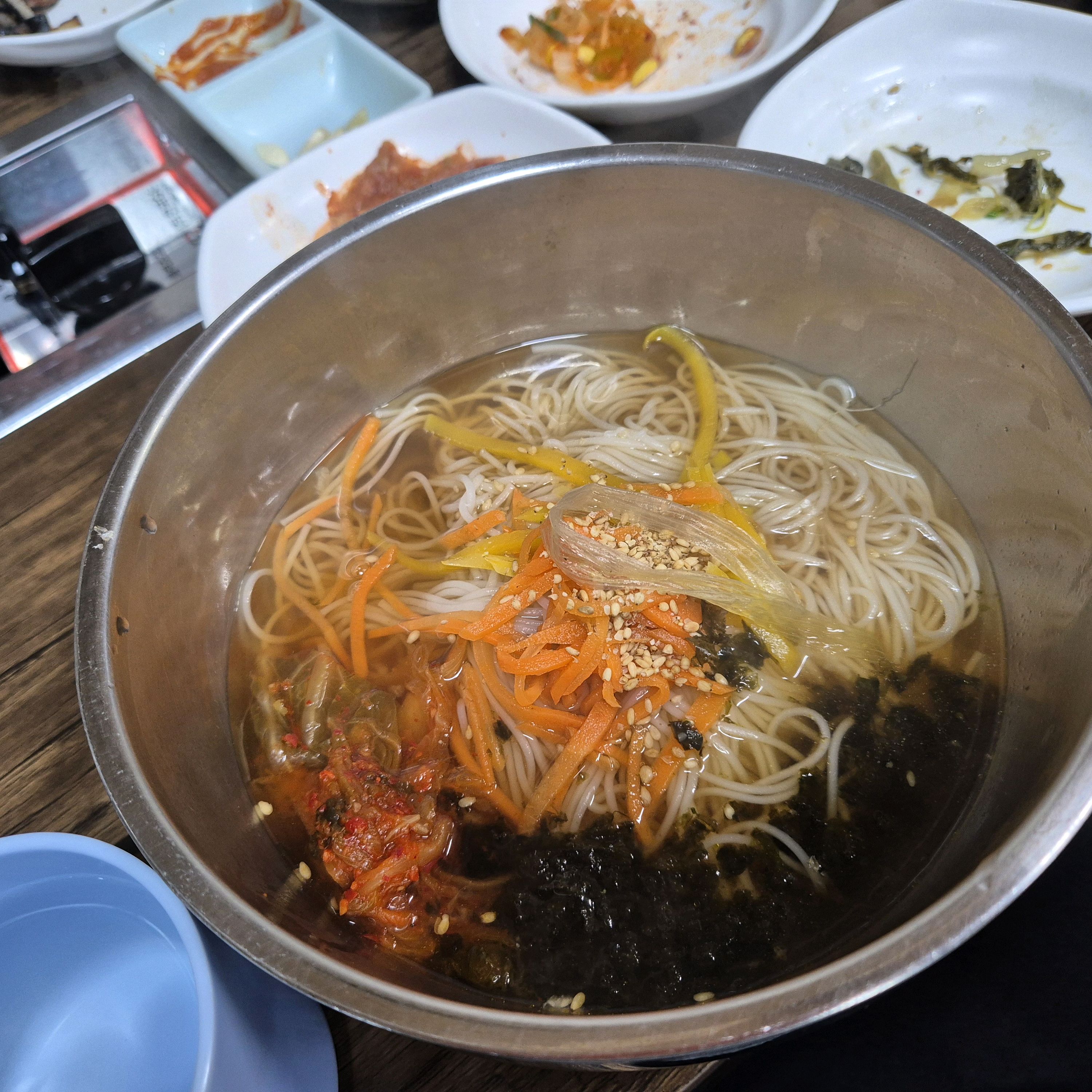 삼겹살 주문하니까 바로 썰어주시고 야들야들 진짜 맛있어요 - 경포대 맛집 경포가든