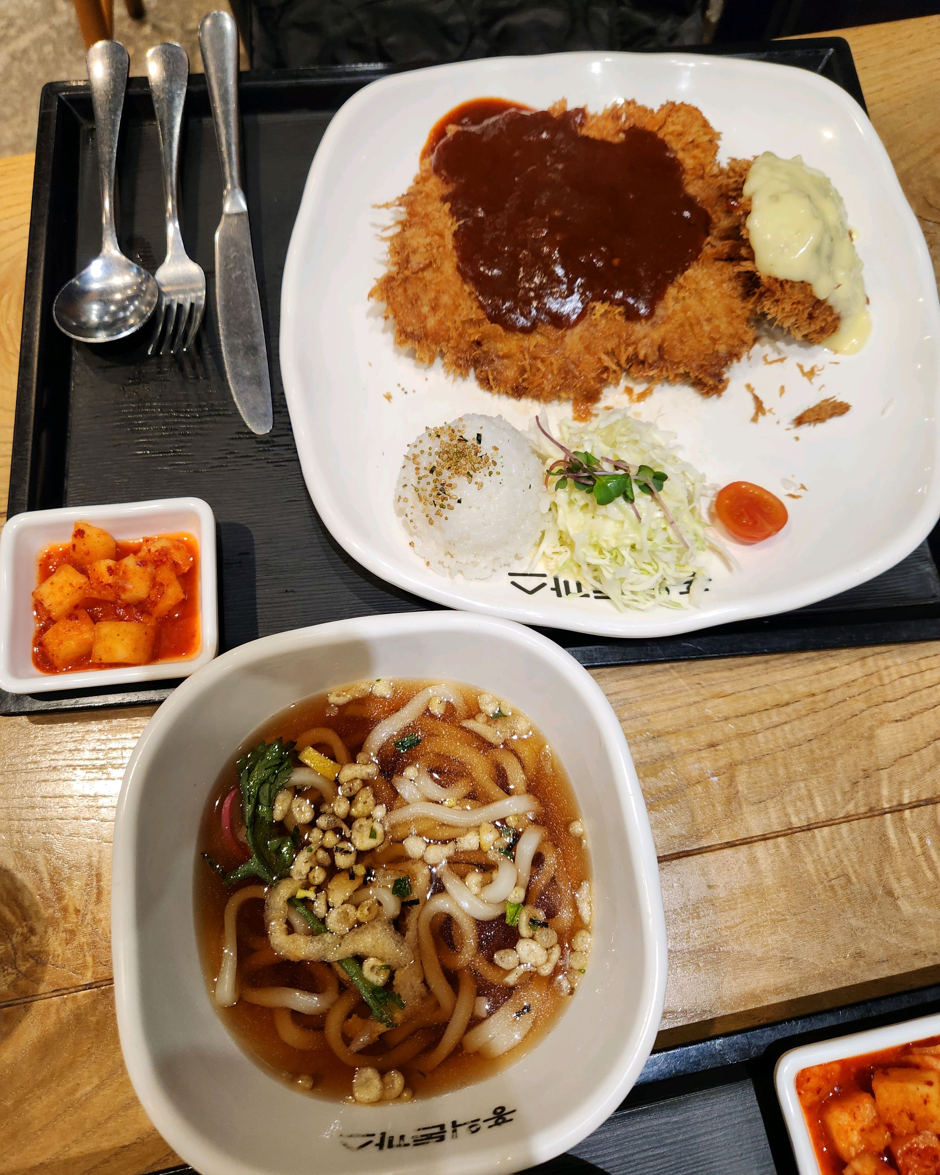 양이 정말 많아요! 생선까스가 타르타르소스가 아니고, 더 향긋한 소스인데 뭐죠? 나름 앗있