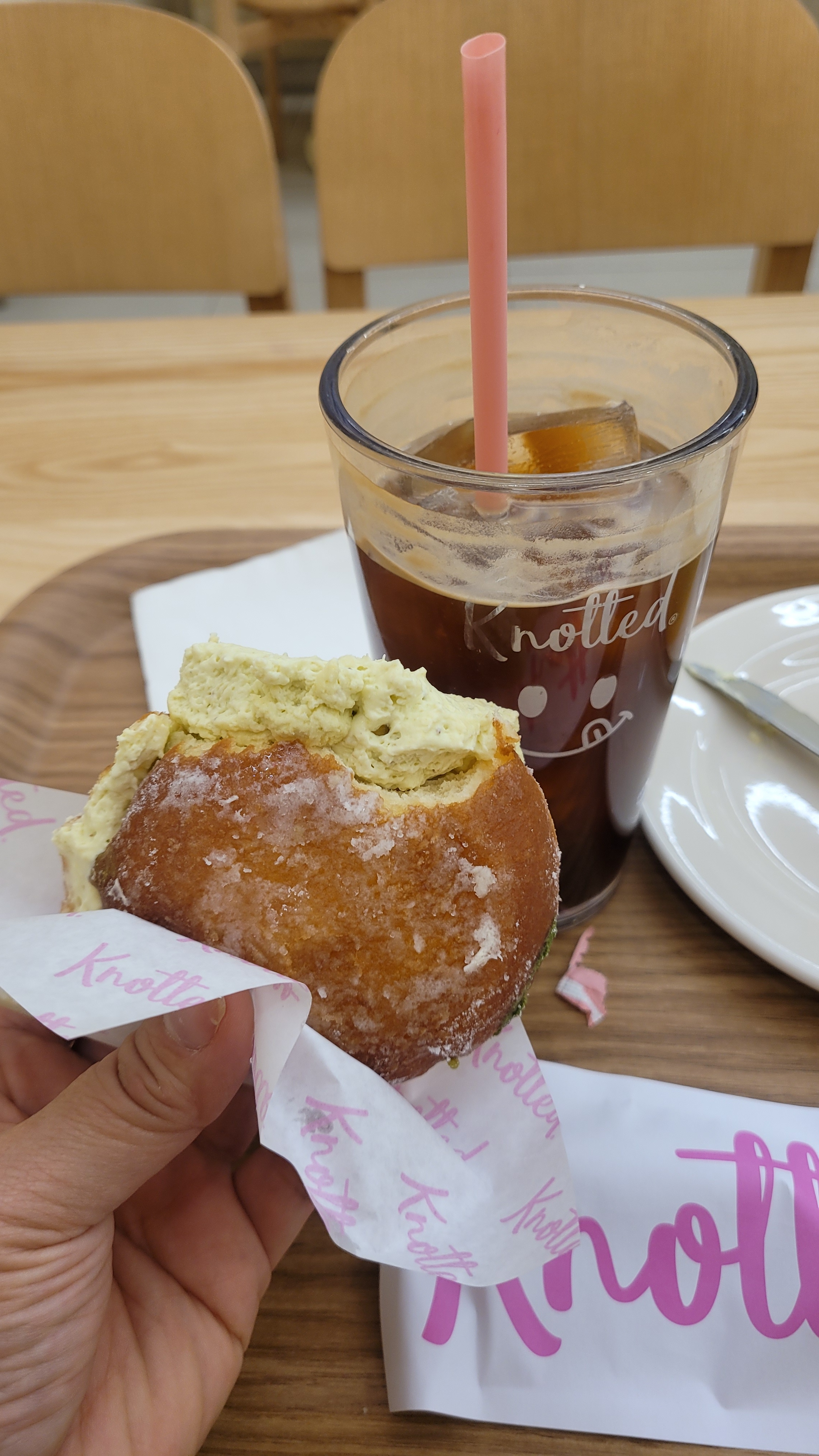 크림 듬뿍 들어갠  부드럽고 달콤한 피스타치오 빵이 너~~~무 맛있었고  시원한 아이스아메