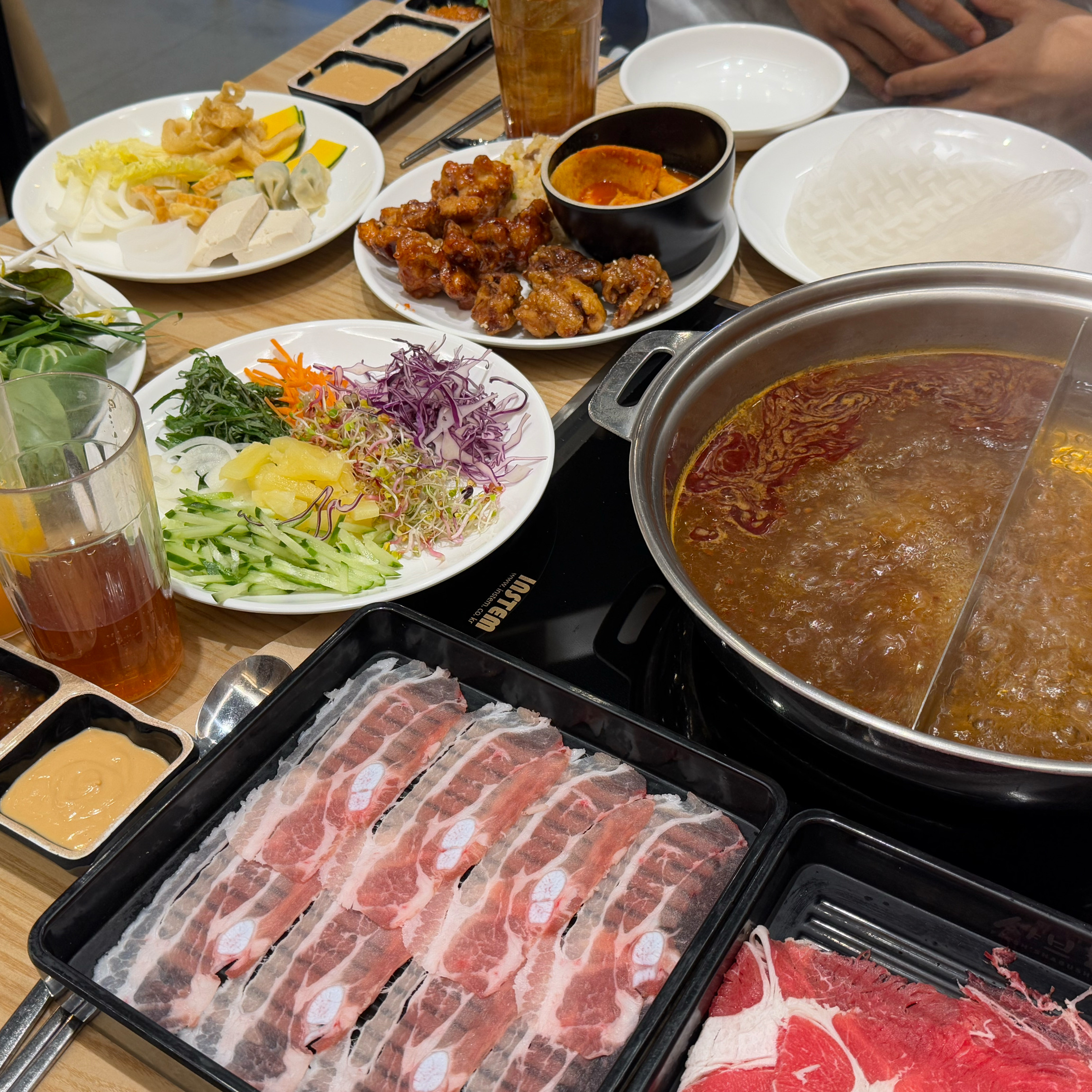 야채 고기 셀프바 음식 등 정말 신선해서 맛있게 먹었어요😍 무한리필 고기가 이렇게 신선한