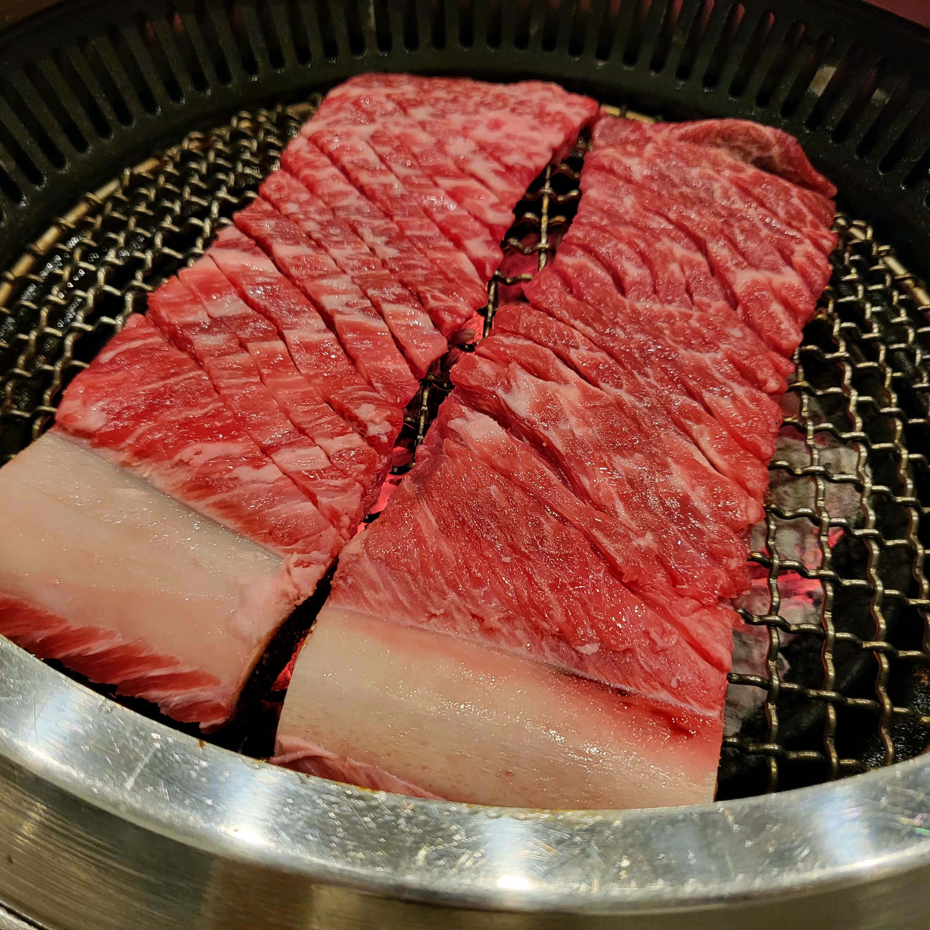 연말에 모임장소 찾다가 리뷰가 괜찮길래 방문했어요. 주차장은 가게 앞이랑 외부주차장이 있긴