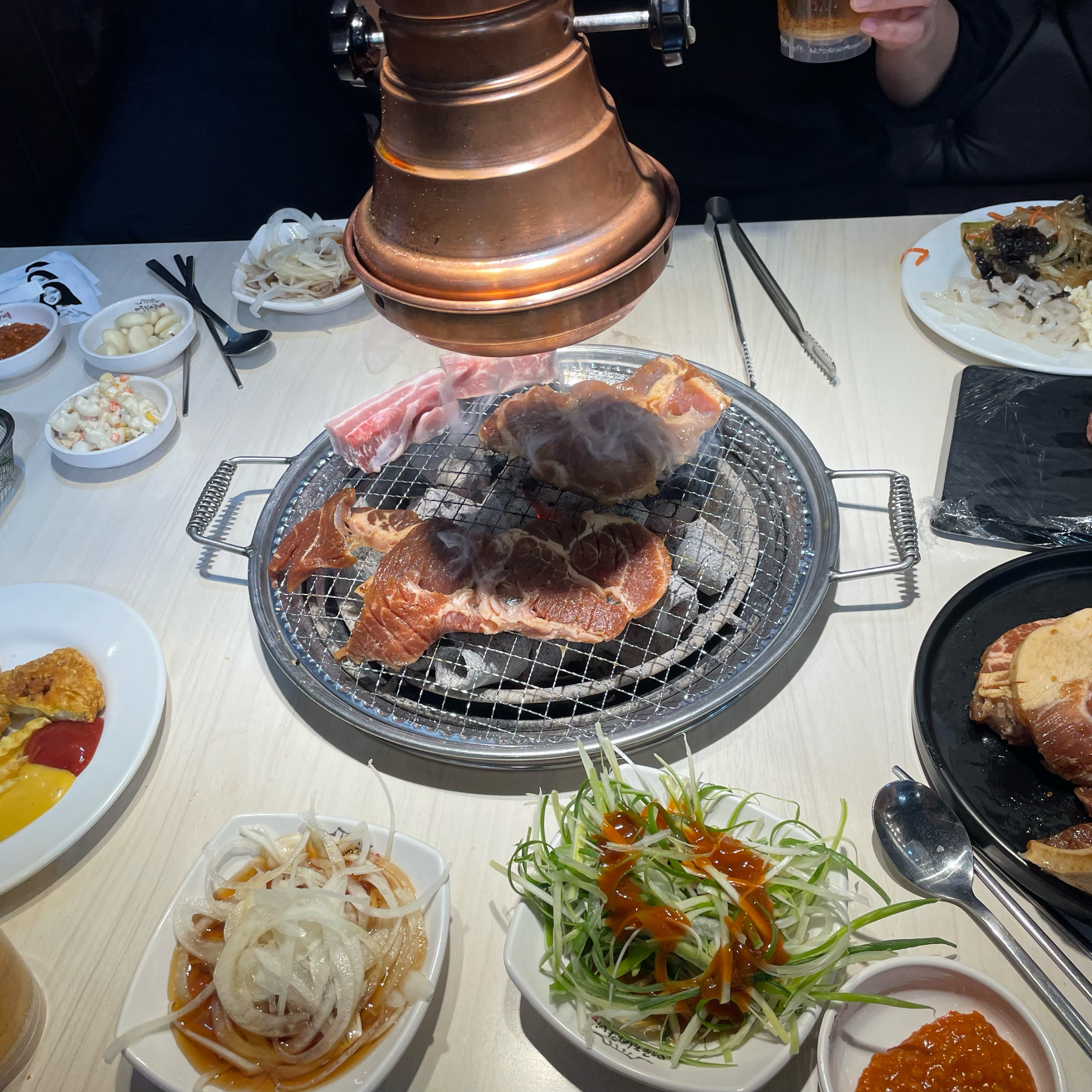 고기가 너무 맛있어요 리뉴얼된 이후로 더 좋아진 것 같네요 생맥주도 무제한이라 너무 잘 먹